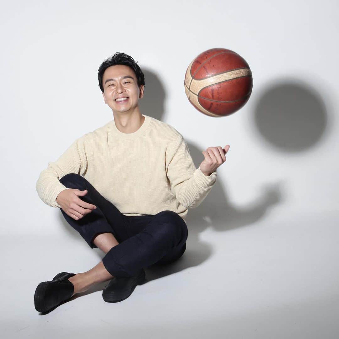 栗原祐太のインスタグラム：「【2021】 年末のご挨拶も 年始のご挨拶も していませんでした！！  なんだか 特に今回はそのようなものが関係ないくらいのありがたいお話を頂いたり、ワクワクするような話を頂いたりと楽しいニオイがする方にフラフラしてました！  お仕事をお仕事とは言いたくないくらい楽しくてしょうがなくて、そのように思わせてくれているのも2020年を無事に過ごせたのも周りの人達、関わってくれている皆様のおかげです。  言葉では言い表す事のできない感謝を行動、笑顔で示していきたいと思います！！  さぁさらに楽しいと思うほうに楽しいと思う事に飛び込んで行きたいと思いますのでお楽しみに✨  皆様の1年が笑顔溢れるものとなりますように☺️」