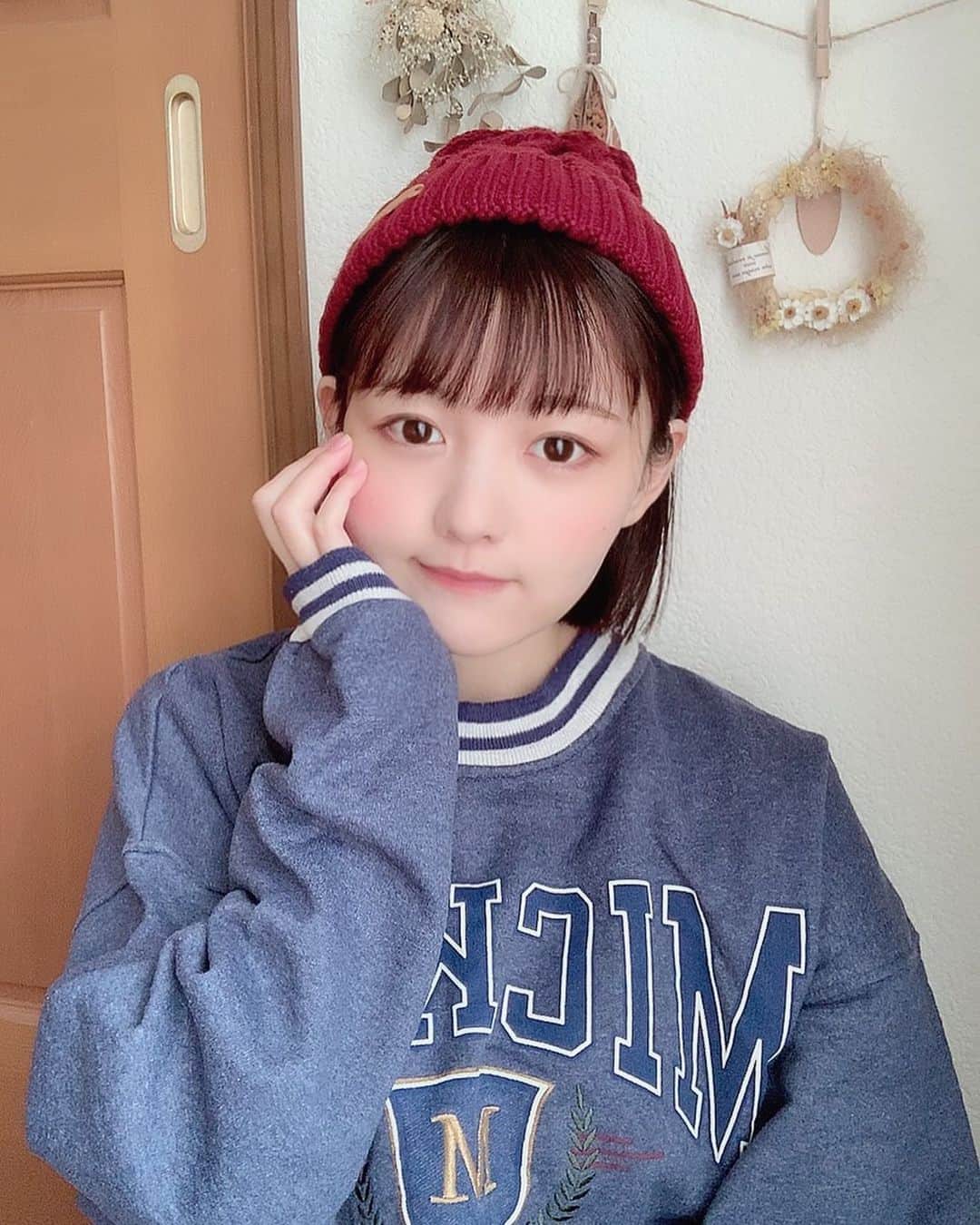 みさねのインスタグラム：「ㅤ 古着〜🧸💓 ㅤ @takanashi_game さんにボブにしてもらった🎍⛩💫 ㅤ 前下がりめ＆巻いて顎くらいの長さ、あとはおまかせで！っていつも注文してます（笑）前髪も切ってもらったよ✂️ ㅤ #古着 #古着コーデ #古着女子 #ボブ #ボブアレンジ」