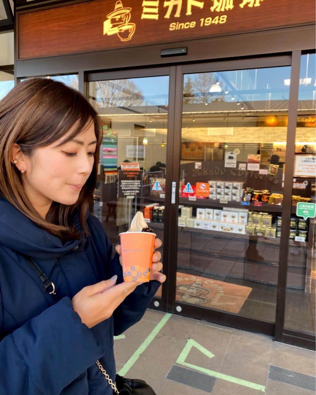 青木茉里奈のインスタグラム：「実家から近いので、ふらっと軽井沢に行って来ました✨🍂 小さい頃大好きでよく食べていたミカド珈琲のモカソフト✨20年振りくらいに食べました..☕︎🧡 2枚目からは、イートインの出来る大好きなパン屋さん🥖雰囲気も良くて、とってもお洒落なレストランです🍴個人的には今日のカウンターが好き✨ _ _ _ _ _ _ _ _ _ _ _ _ _ _ _ _ _ _ _ _ _ _ _ _ _ _ _ _  #軽井沢 #karuizawa」