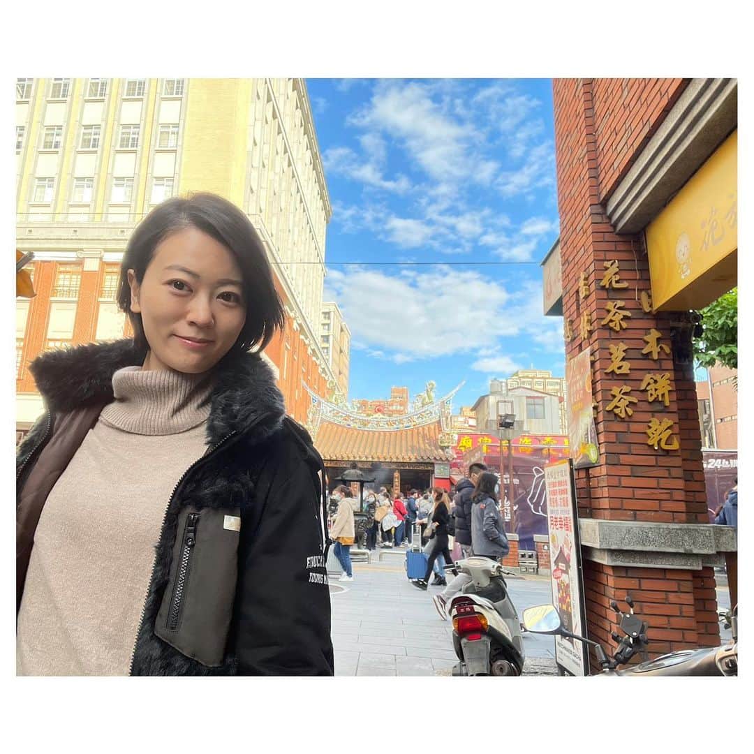 煌月爽矢のインスタグラム：「.﻿ .﻿ 加工なしのインカメラでこの空の色！！！！！！﻿ ﻿ 今日の天気は最高過ぎました♡﻿ ﻿ ﻿ 今日は個人的に【初詣】と題して、ご縁の神様の廟行ってきました！！﻿ お仕事も交友関係も全てはご縁！！！！﻿ 私にとってご縁程大切なものってないです。﻿ ﻿ でも…やっぱり台湾の拜拜の仕方難しいわー。﻿ 一人だと合ってるのか間違ってるのか全然わからない。やっぱり今度友達と一緒に行き直そう😅﻿ ﻿ ﻿ 今天我去了拜拜﻿ 但…台灣的拜拜方式很難😅我還沒了解﻿ 所以我不知道我做的方法對不對😅😅😅﻿ 還是我一個人去不如跟台灣朋友一起去好😌﻿ ﻿ #迪化街﻿ #台湾﻿ #台湾生活」