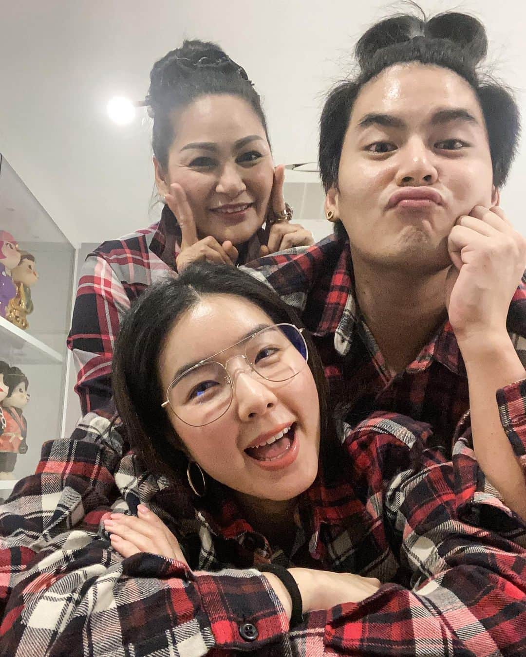 GYEON SEOのインスタグラム：「_* cuteness overload ☺️ . . #เลื่อนดูคลิปสุดท้าย มี๊: มี๊ชอบหวีผม ชอบหวีผมตั้งแต่เด็กๆ   มี๊จะหวีผมให้ลูกจี เพราะมี๊ไม่มีลูกสาว   เห็นมั้ย ผมยาวสวย อย่าตัดน้าาาาาา   มี๊ชอบผู้หญิงผมยาว อดทนไว้ๆ 🤣  (หลังจากนั้นก็ถ่ายรูปไม่หยุด 🙈🙈)」