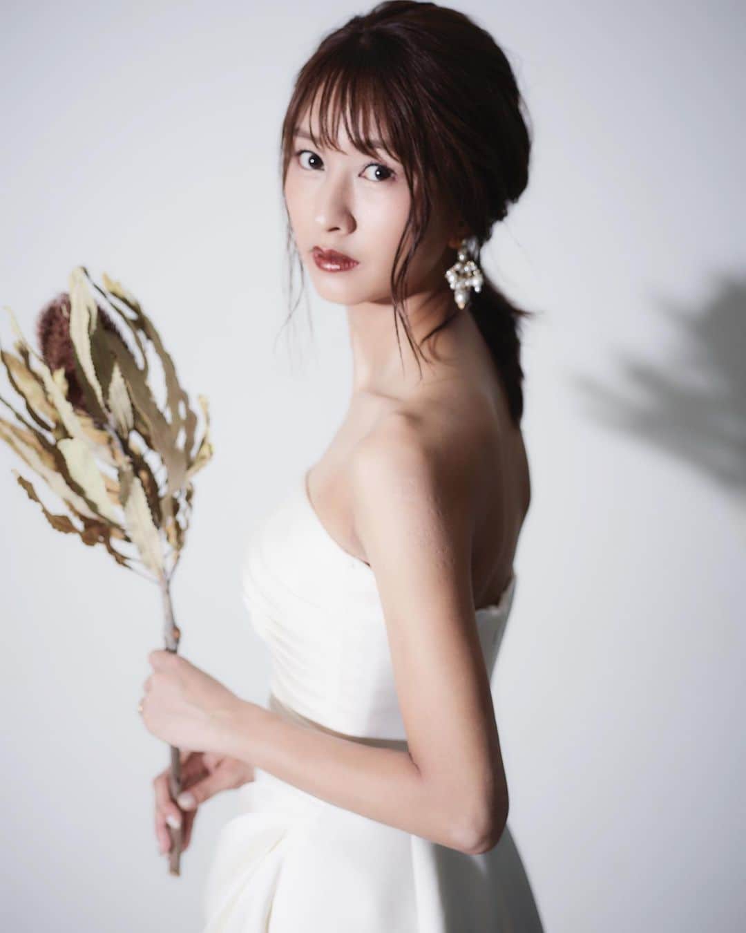 澤田南のインスタグラム：「今日でお正月も終わりですね。 着物姿でも載せたかったけどないので 珍しく撮影で着させてもらったドレスで♡  15年来の青春を共にした友人が ヘアメイクしてくれて 一緒にお仕事できたのが なんとも最高に嬉しい瞬間でした。  きっとみんな色々なことあるけど 2021年、今年もまた明日から それぞれのペースで 頑張りすぎず頑張ろう😚🍀  👗💍👰‍♀️💐  @ayahanagee 💄 @j.b_yukihm 💄 @brumeblanc 📷  #shooting #wedding #weddingdress #weddingphoto #weddingphotography #weddinghair #weddinghairstyle #hairstyle #hairmake #💍　#💒」