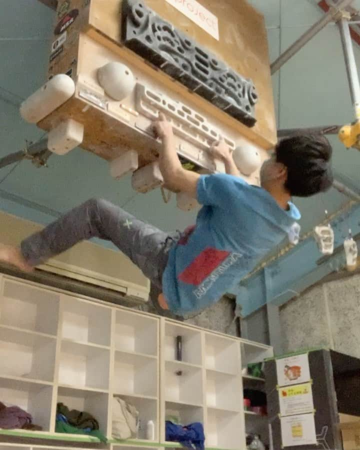 野村真一郎のインスタグラム：「One-finger front lever training🕷 Nowhere near parfect but I feel getting close to my goals👉 Road to hallucination🔥 ______________________________________________________________  全然完璧じゃないけど一本指フロントレバートレ。 まだ身体がごちゃごちゃ。。。 @beastmakers   #beastmaker #beastmaker2000 #training #frontlever @monturajapan @montura_official @rockmasterhq @unparallelup @hamasakichiryoin0929 @clover_resole @project_climbing_gym」