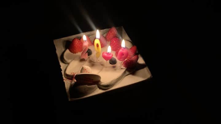 ミンヒ のインスタグラム：「(큰소리 주의‼️) ㅋㅋㅋㅋㅋㅋㅋㅋㅋㅋㅋㅋ 가족들과 생일파티🥳  각자의 개성이 뚜렷한 생일축하송🤣🤣🤣🤣🤣 인스타 올린다니까 갑자기 아빠 과묵 설정😆😆 (심지어 댕댕이 코코까지)  아니....29.9 뭐냐구^^ ㅋㅋㅋㅋㅋㅋㅋㅋㅋㅋㅋㅋㅋㅋ 초 너무 열심히 불었나 소리가 엄청 크네요😊  다들 새해 복 많이 받고 생일 축하해주신 모든 분들 넘 감사드려요😍」