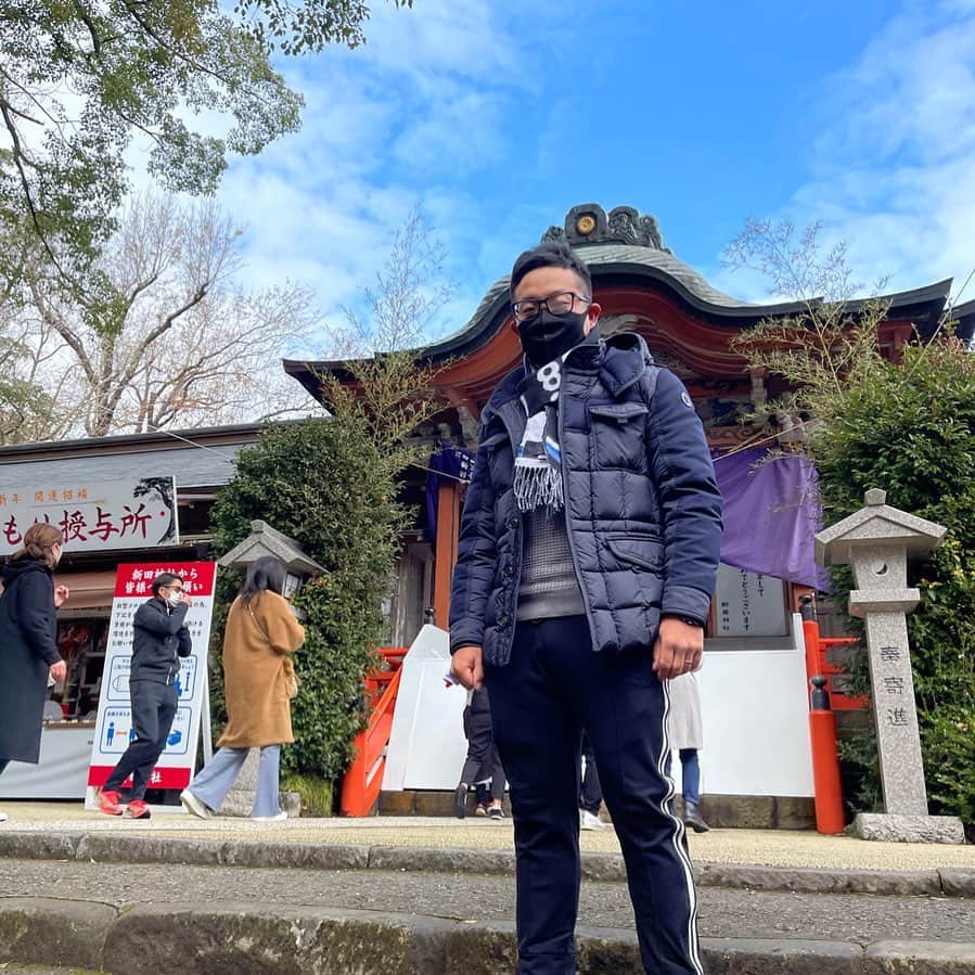 稲森佑貴のインスタグラム：「新年あけましておめでとうございます⛩  今年は3勝、4勝と勝利数を重ね賞金王目指して頑張ります！ 全英も控えてるのでしっかり準備していきます💪  コロナ禍でまだ厳しい状況が続いていますが、1日でも早く皆様とツアー会場でお会いできるのを楽しみしています⛳️  今年も引き続き応援の程よろしくお願い致します！  #ゴルフ #男子ゴルフ #女子ゴルフ #ゴルフスイング #プロゴルファー #ゴルフ好きな人と繋がりたい  #メガネ #若干 #くもってる #初詣 #稲森佑貴」