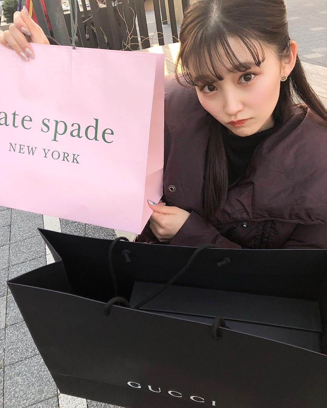 加藤早和子のインスタグラム：「❤︎﻿ 今日は母とお買い物に行ってきました😌✨﻿ ﻿ 元々買おうとしていたものは買えなかったんですが、﻿ お店を見てて可愛いと思ったものをGET出来たので﻿ とても嬉しい👏🏻👏🏻﻿ ﻿ もう三ヶ日が終わってしまうなんて…﻿ あっという間に2021年も終わってしまいそう😂﻿ (気が早い)﻿ ﻿ ﻿ ﻿ そういえば、私が大学に入学した時、﻿ "1年生は分からない事だらけであっという間に﻿ 感じるけど、学年が上がれば上がるほどもっと﻿ 早く感じるから1日1日を大切に"﻿ と先輩に言われた事があります。﻿ ﻿ 後1年少しで人生における学生生活が終わってしまう﻿ なんて想像がつきませんが、、、﻿ 「あの時こうすれば良かった」と後悔だけはないように﻿ 毎日やるべき事をこなして、全力で過ごしていきたいと﻿ 改めて思いました☺️﻿ ﻿ ﻿ まずは1月末のミス日本に向けてベストを尽くします💪🏻﻿ .﻿ .﻿ #たまには #長文 #抱負 #2021年 #新年 #ミス日本 #ミス日本コンテスト #ファイナリスト #ミス日本2021 #2021ミス日本ファイナリスト #ミスコン #青山学院大学 #女子大生 #いいね返し #missjapan #misscon #instalike」
