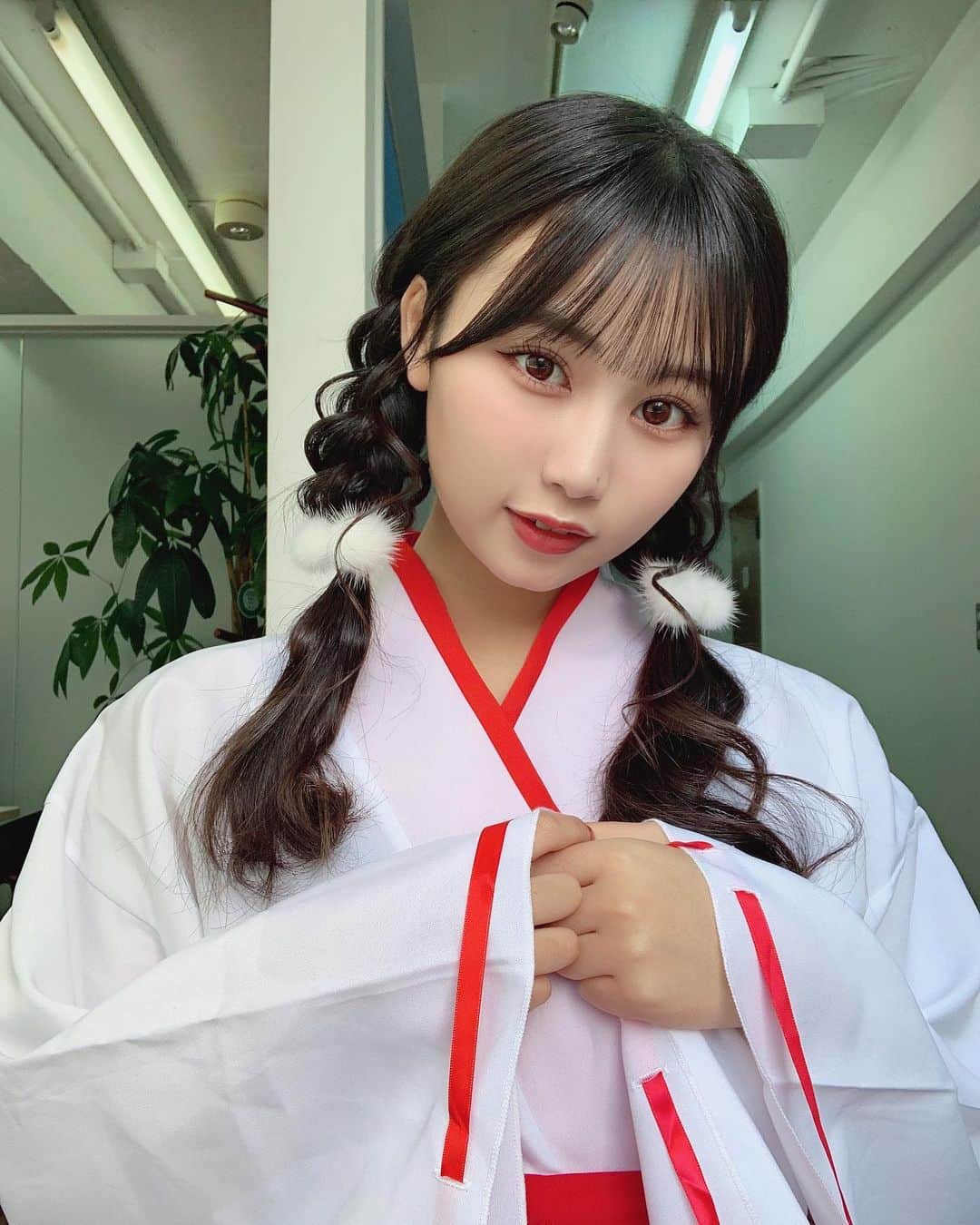 宮丸くるみのインスタグラム：「巫女さん衣装どうやったかな…♡  ・ ・ ・  #リリバリ #lilyofthevalley #アイドル #idol #jk #18歳 #高校生 #巫女 #巫女さん #正月 #みつあみ #ヘアアレンジ #ロングヘア #巻き髪 #黒髪 #ぱっつん前髪 #シースルー前髪」