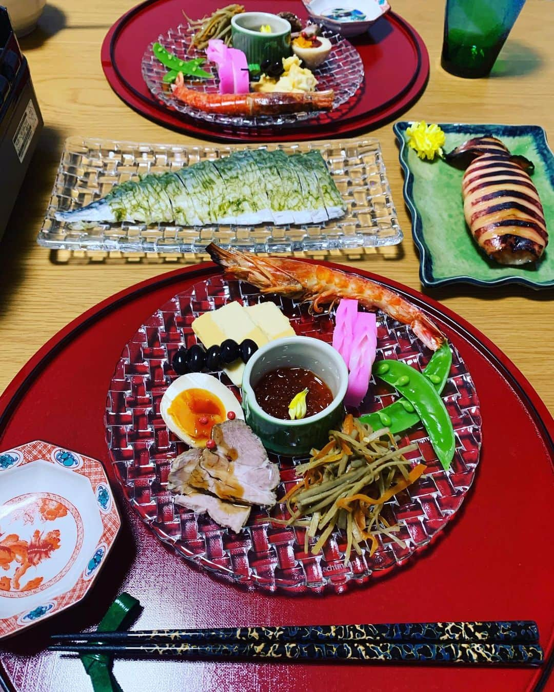 広川ひかるさんのインスタグラム写真 - (広川ひかるInstagram)「お正月3日の夕食 かまぼこ、やっと登場しました お歳暮に頂戴していた #いかの西京漬け　肉厚で美味しい💕 お鍋はサッパリ湯豆腐 自家製ゆずぽん酢で 、 #hikaruhirokawa #プレートおせち #正月料理 #〆さば #イカ焼き」1月3日 20時54分 - hikaru_hirokawa