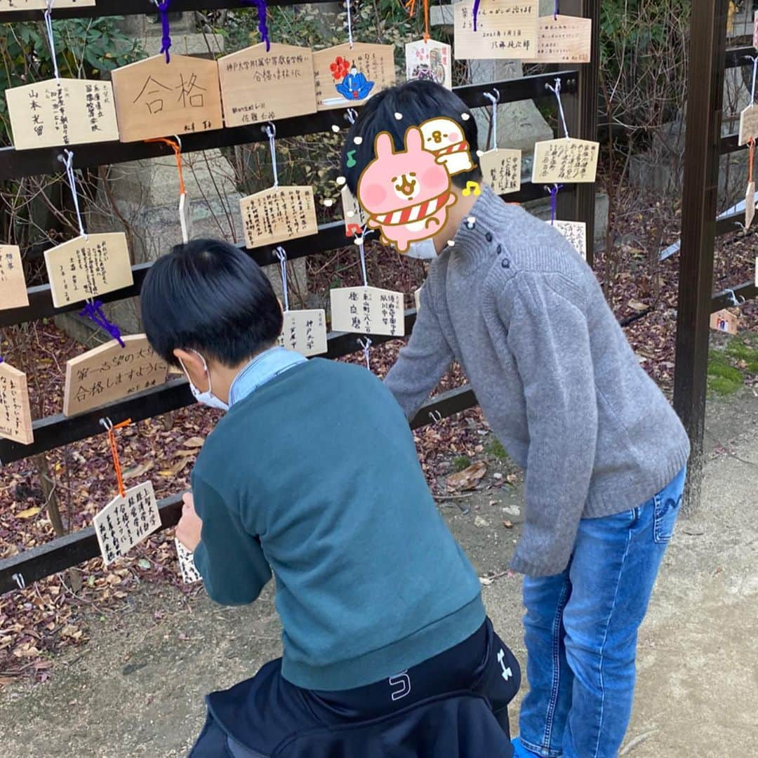 芝本裕子さんのインスタグラム写真 - (芝本裕子Instagram)「正月３日目。 子どもにとって、御膳を囲むお正月三日目は、もうさすがにつまらないのか…お節要らな〜いと、勝手にお菓子入れてました😂 ３日目だから、そろそろ初詣も空いているかな〜と芦屋神社に行ってみたら、まだ結構混んでいた😅今年は、絵馬を書きたいとのことで、甥っ子と2人それぞれお願い事２つずつ書いてました。叶うといいね〜 今日は4キロぐらい歩いたから、運動はいいかな〜と思いつつ、ちょっとだけ腹筋しようかな！気合‼️  さ、明日から仕事スタート‼️ 頑張るぞ‼️  #三ヶ日 #正月 #お正月 #おせち料理 #初詣 #芦屋神社 #shiba_u」1月3日 21時07分 - yukoshibamoto