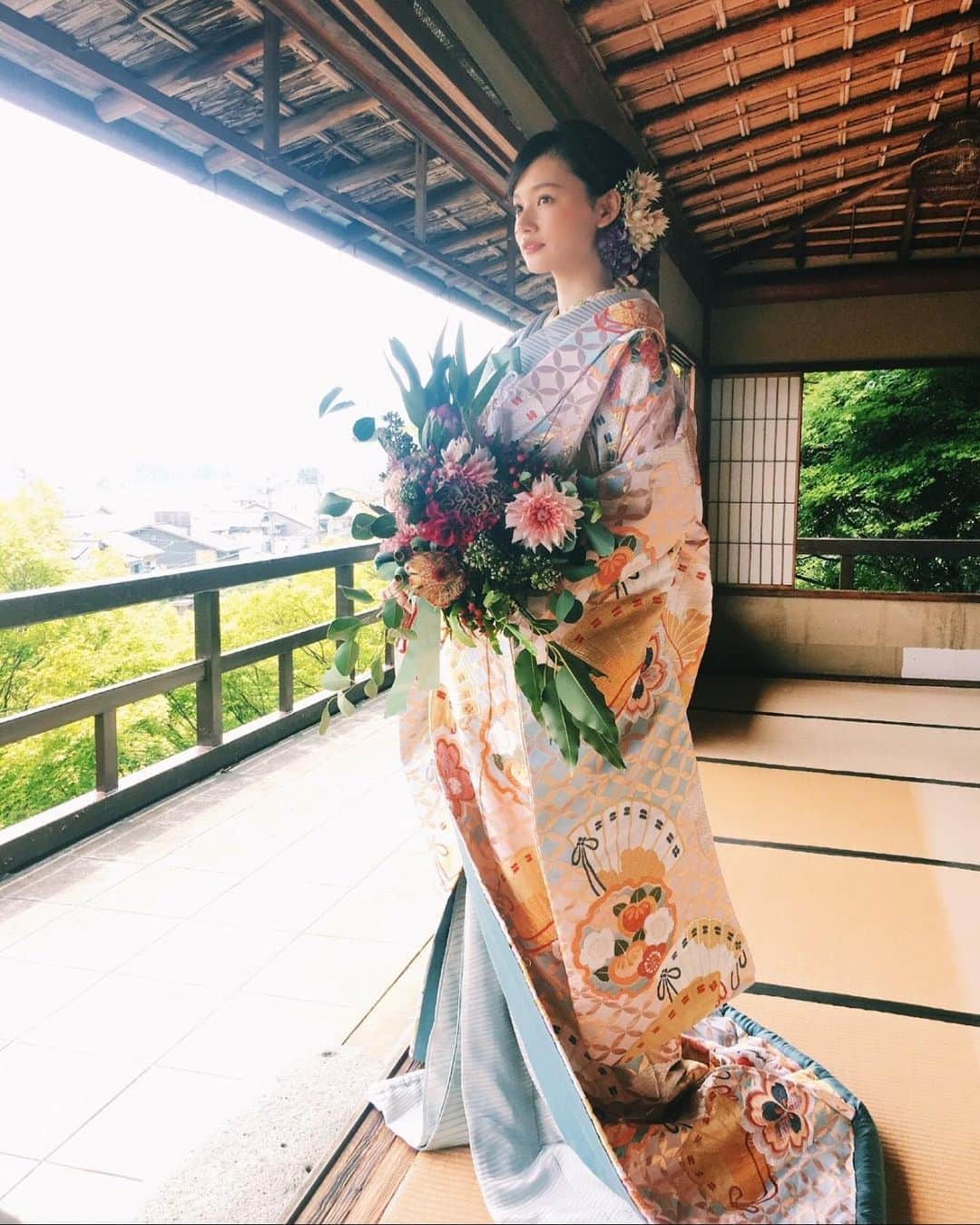 shihori.kathleenのインスタグラム：「. 2021年、だれも置いて行かれないように 笑ってる人の裏側に気づけるように 誰かが誰かを頼れるように 嬉しいことが増えるように  〝早く行きたければ一人でいけ 遠くまで行きたければみんなでいけ〟  アフリカのことわざです🏜🐘  2021年今年もよろしくお願いします🌅✨」
