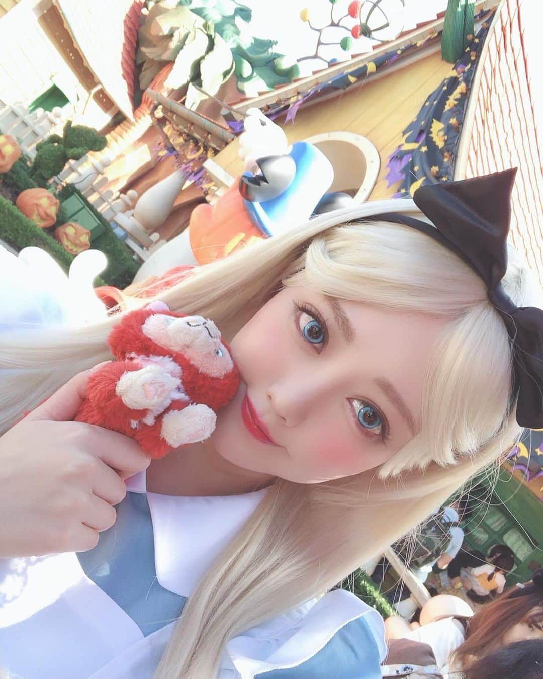 山村ゆりかさんのインスタグラム写真 - (山村ゆりかInstagram)「. . ♥️🐰2019年Dハロ🎃♠️ . この年はアリスの仮装しました〜♡♤♢♧ クオリティが低かったからお蔵入りになってたけど、せっかくいっぱい撮ったから載せることにした🍄🐛 . 金髪似合わなすぎて泣ける🥲 いつかブライアローズやりたかったけど似合わないだろうな🥲 . ちなみにカメラマンは母で、すべてiPhoneクオリティです📱 . . . #不思議の国のアリス #アリス #aliceinwonderland #alice #ディズニー #ディズニーランド #ディズニーコーデ #disney #disneyland #dハロ #dハロ仮装 #dハロ仮装2019 #コスプレ #仮装 #仮装ディズニー #cosplay」1月3日 21時07分 - rika_m_1221