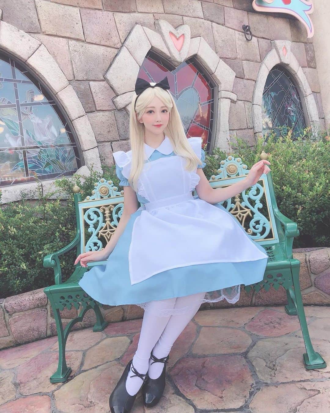 山村ゆりかのインスタグラム：「. . ♥️🐰2019年Dハロ🎃♠️ . この年はアリスの仮装しました〜♡♤♢♧ クオリティが低かったからお蔵入りになってたけど、せっかくいっぱい撮ったから載せることにした🍄🐛 . 金髪似合わなすぎて泣ける🥲 いつかブライアローズやりたかったけど似合わないだろうな🥲 . ちなみにカメラマンは母で、すべてiPhoneクオリティです📱 . . . #不思議の国のアリス #アリス #aliceinwonderland #alice #ディズニー #ディズニーランド #ディズニーコーデ #disney #disneyland #dハロ #dハロ仮装 #dハロ仮装2019 #コスプレ #仮装 #仮装ディズニー #cosplay」