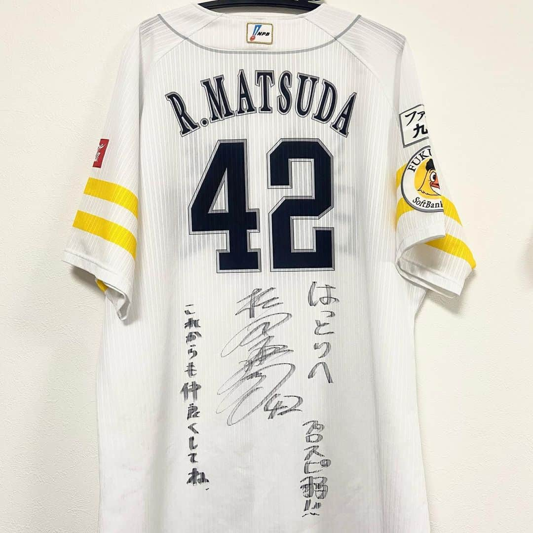 服部優陽のインスタグラム：「⚾️﻿ トライアウトで着ていたユニフォームだそうです。﻿ ﻿ ありがとう。﻿ 最高峰の舞台で戦い抜いた8年間、本当にお疲れ様。﻿ ﻿ 誰にでも優しく、繊細な心配りをするのに﻿ マウンドでは豪快な投球スタイルが好きでした。﻿ ﻿ 人間性を知れば知るほど﻿ 心の底から応援したくなる選手﻿ ﻿ そして就職で関西に来た自分にとって、﻿ 最初に出来た"友達"の1人でした。﻿ ﻿ プロ野球を観ていて初めて覚えた﻿ "誰かが打たれて悔しい"という感情。﻿ ﻿ 数えきれないワクワクと興奮、胸の高鳴り。﻿ たくさんの新しい気持ちを教えてくれてありがとう。﻿ ﻿ これから先の人生もずっと1人のファンとして応援してます。﻿ これからもよろしく！！﻿ ⚾️﻿ #松田遼馬 #引退 #ありがとう #お疲れ様﻿ #56 #42 ﻿ ﻿ #tigers #softbankhawks #sbhawks﻿ #阪神タイガース #ソフトバンクホークス」