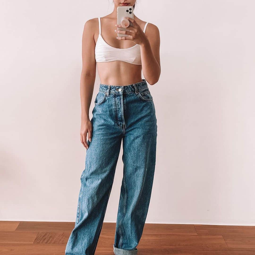 ジュリア バレットのインスタグラム：「My AB workout routine is now up on my Youtube channel 🧘🏻‍♀️」