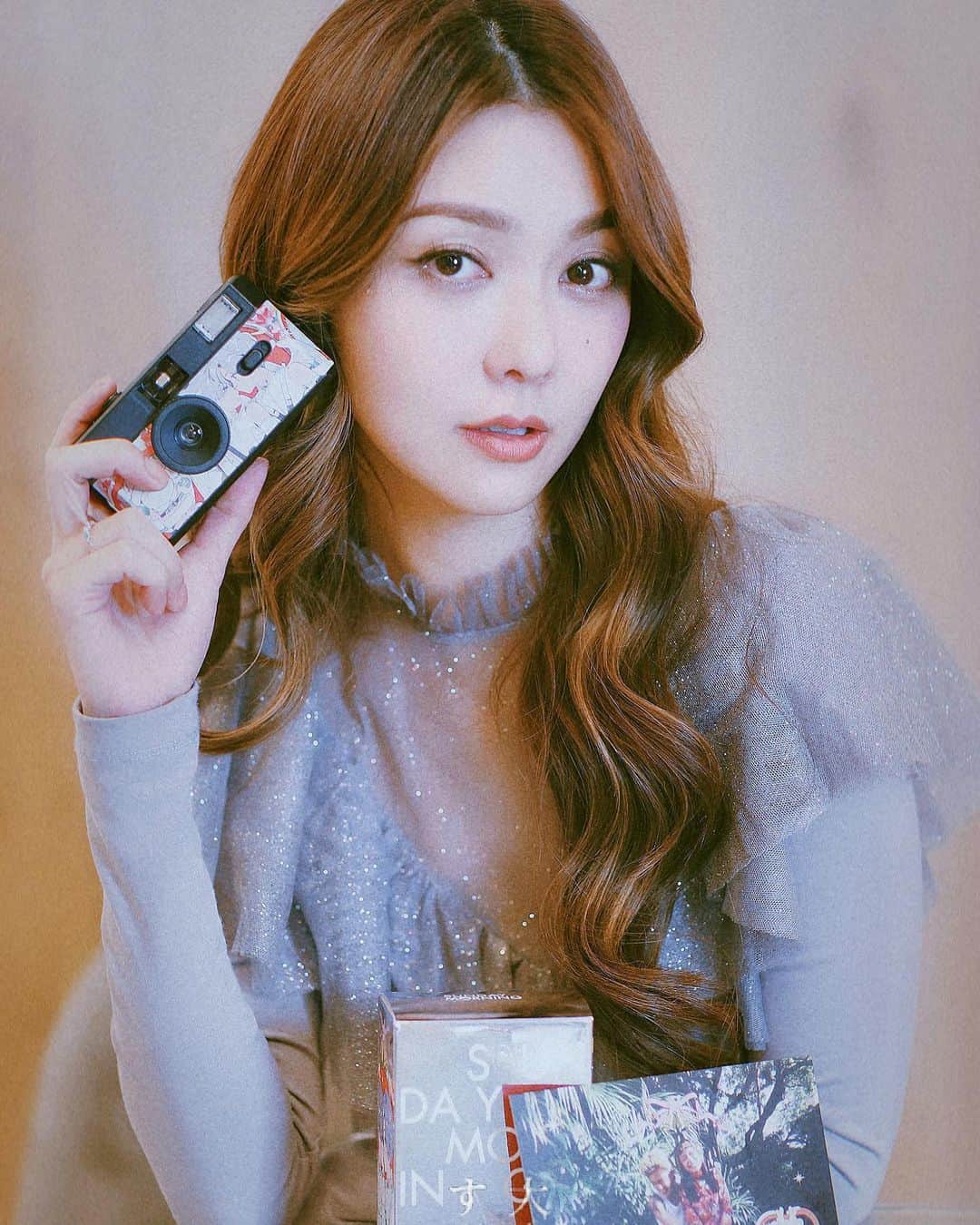 フィオナ・シットのインスタグラム：「Top : @spiritunus   @hoahgallery @sundaymorning_camera shoot a memory with luv ❤️」