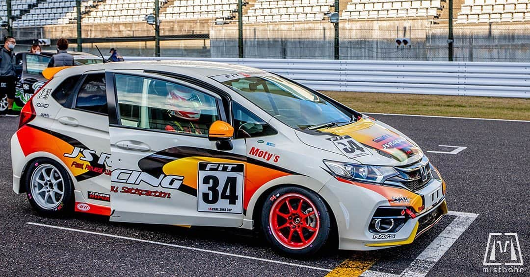 mistbahnさんのインスタグラム写真 - (mistbahnInstagram)「_ Honda Cars J's Racing Honda GK5 Fit RS _ Shot on Nov-29 2020 "SUZUKA CLUBMAN RACE FF CHALLENGE Final Round" at Suzuka International Circuit _ owner: @jsracingjapan driver: @satoshinaruo  photo: @mistbahn _ _ JP) 2020年11月29日 鈴鹿フルコース(鈴鹿サーキット国際レーシングコース)、鈴鹿クラブマンレース FFチャレンジ最終戦にて撮影。 _ _ #suzukaclubmanrace #鈴鹿クラブマンレース #鈴鹿クラブマン #fitchallenge #fitチャレンジ #suzukacircuit #suzukainternationalcircuit #鈴鹿サーキット #fit #hondafit #hondajazz #ホンダフィット #フィット #gk5 #gk5fit #fitrs  #jsracing #jsracingjapan #ジェイズレーシング #timeattack #timeattackjapan #l15b #hondasontrack #rays #ce28 #ce28n #motys #seidoya #制動屋」1月3日 21時01分 - mistbahn