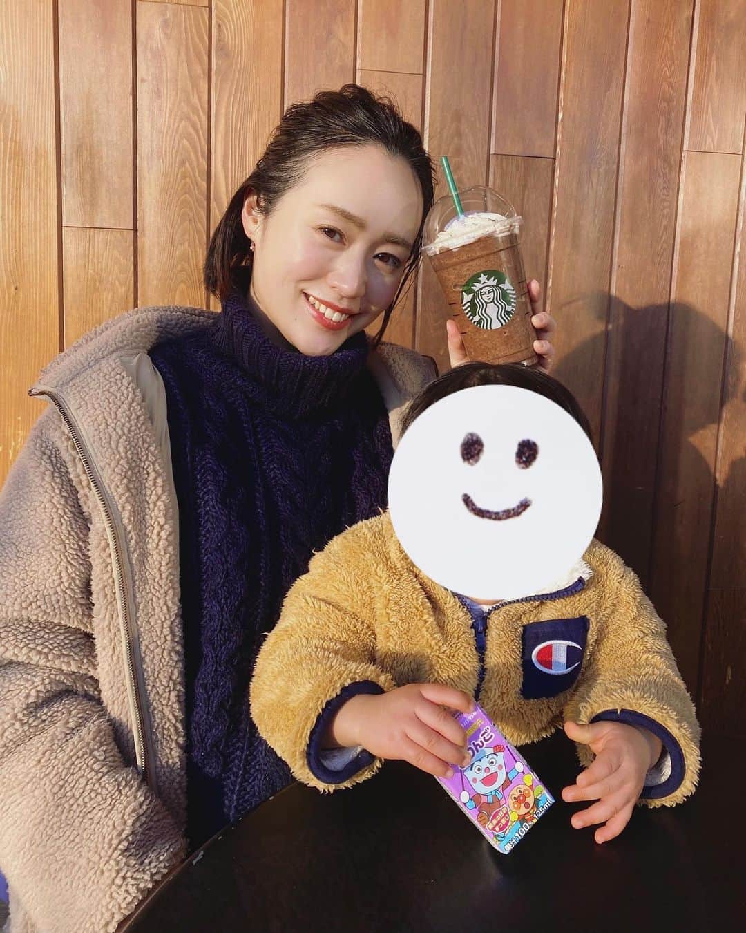 のインスタグラム：「こんなゆっくり過ごせるお正月は久しぶりだなぁ。﻿ (といいつつ主婦は何かと忙しいですが😅)﻿ 明日はどう過ごそうかな。﻿ ﻿ ﻿ ﻿ #STARBUCKS#スターバックス#スタバ#シンプルコーデ#カジュアルコーデ#ママコーデ#アラサーコーデ#30代ファッション#大人カジュアル#男の子ママ#新米ママ#ざっくりニット#ボアコート#1歳9ヶ月#カフェ巡り」