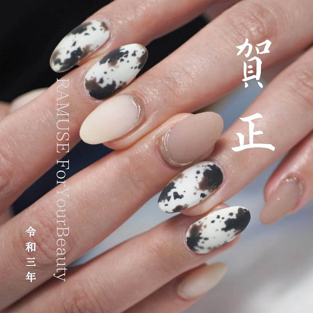 Riyo.Nailartistさんのインスタグラム写真 - (Riyo.NailartistInstagram)「マットコート牛柄ねいる🐄❤️ . . . スワイプして色違いも見てね✨ テラコッタオレンジとの組み合わせは イエベさんに特にオススメ✨ . 2021年の年初めは#cawnail どうですか😊 . .  -------------------------- 大阪、梅田ジェルネイル 口コミランキング1位👑 全国フォトギャラリー1位👑 ご予約、詳細はこちら @ramuse.foryourbeauty ☎︎06-6136-8677 . 🌟LINE@でもご予約受付中🌟 LINE ID 【@bca6832z】 @マークも入れて検索！ -------------------------- .  #RAMUSEForYourBeauty#nail#nails#gelnail#ネイル#ジェルネイル#ネイルサロン大阪 　#冬ネイル　#関西ネイルサロン#大阪ネイルサロン #ネイルサンプル #ニュアンスネイル #牛柄ネイル#セルフネイル#リーフジェルプレミアム　#お正月ネイル　#イエベネイル　#ブラウンネイル #オレンジネイル　#オフィスネイル　#leafgel  #リーフジェル　#cawnails #ネイリスト#2021 #イエベ秋　#イエベオータム　#ベージュネイル」1月3日 21時03分 - riyo1621