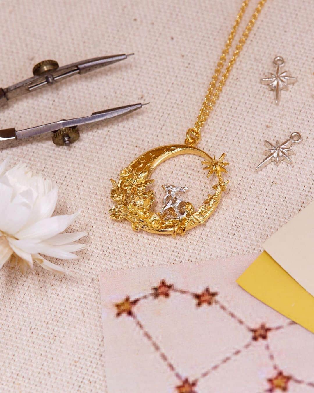 のインスタグラム：「‘I find the moon and stars in a time of global uncertainty like this particularly hopeful…they are a familiar and beautiful reminder that the world is still turning and still will be when this passes.’ (Charlotte, Winning Entrant)🌙⭐️Link in bio 🔗⠀ ⠀ A sterling silver hare gazes hopefully at a crescent moon blooming with botanicals and sparkling stars.🐰✨This limited edition necklace is a part of our Designs for Hope Collection, with £30 from every sale donated to the Mental Health charity @mindcharity.🧠⠀ ⠀ #AlexMonroe #InspiredbyNature #HandmadeinEngland #EthicallyMade #AMDesignsforHope #MindCharity #handmade」