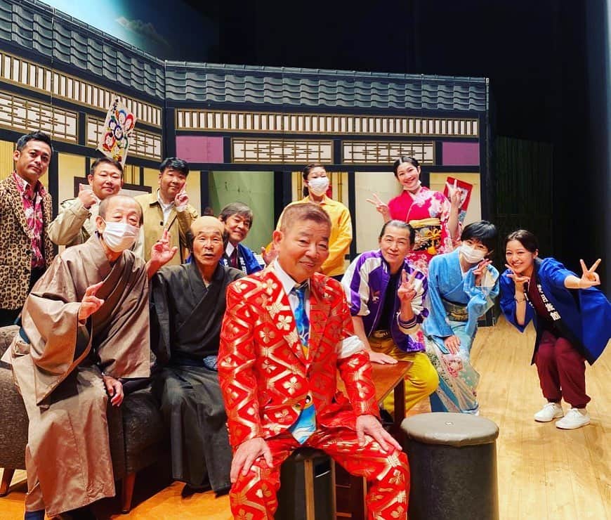 アキ（荒木良明）のインスタグラム：「めだか師匠新喜劇✨✨ 寛平師匠に内場さん✨✨ やなぎ師匠✨✨ いいお正月🎍 豪華な2000席のホールを飛ばし飛ばしでディスタンスとって２日間たくさんのお客さま‼︎気をつけてご来場、感染対策、ご協力ありがとうございました🙏✨✨  マスクの中でも、めっちゃわらってくれはるのわかるから、嬉しい新年になりました‼︎🤗  #池乃めだか　師匠 #間寛平　師匠 #内場勝則　さん #やなぎ師匠  #マスクの下で笑ってる #ありがとうございました  #吉本新喜劇アキ」