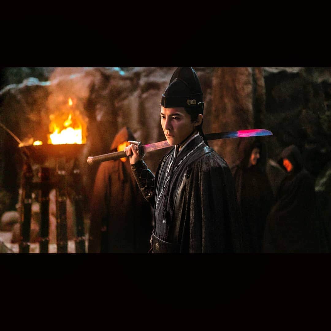 ダンソン・タンのインスタグラム：「新的一年 繼續 努力 殺🗡🗡🗡 #DT #唐禹哲 #橫店」
