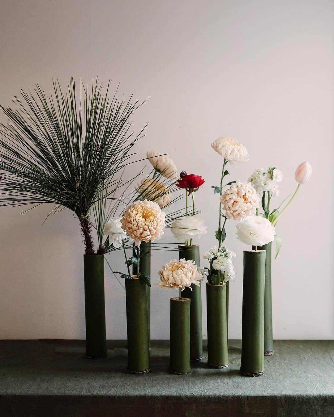 増田由希子さんのインスタグラム写真 - (増田由希子Instagram)「Still life flowers.  #vaseimade #floralarrangement #stilllife #stilllifeflowers #ranunculus #mumflower #pinetree 新春の花🌸 花器は、1本の竹から切り出して作りました。 #手作り花器　#新春 #ラナンキュラス　#マム　#大王松」1月3日 21時04分 - nonihana_