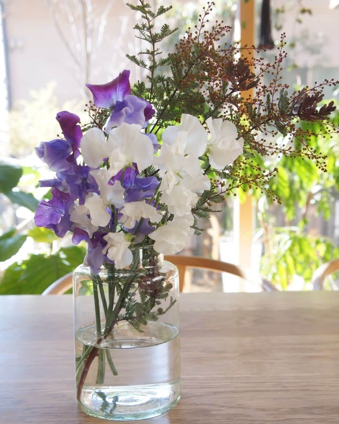 ムクリ［mukuri］さんのインスタグラム写真 - (ムクリ［mukuri］Instagram)「心が穏やかになったり、たくさんの元気をもらえたり〜花のある暮らし。我が家の１月の花（norimmekkoさん/あの人の暮らしが素敵な理由）  いつも「花のある暮らし」を楽しまれているNorikoさん。  お正月には凛としていて、 華やかさをプラスしてくれるお花を飾っていらっしゃいます。  少しお花があると、 部屋の雰囲気や気持ちが変わります。  新年がスタートしたのをきっかけに、 花のある暮らしをはじめてみませんか。  今回ご紹介いただいたのは、 Norikoさんが昨年の1月に飾っていたお花たち。  お話を伺っていると 「このお花も1月だったんだな」 「お花屋さんの前を通る時にはチェックしてみよう」 という気持ちになりました。  通常に出まわっているものばかりなので、 ぜひ参考にしてみてくださいね♪  specialthanks  @norimmekko ・ （編集：kaori）  #花のある暮らし#緑のある暮らし#おうち時間 #花#花のある生活 #flowerstagram#北欧インテリア #北欧ヴィンテージ#マイホーム #リビング #マイホーム計画#家づく#マンションインテリア #賃貸インテリア #インテリア #ライフスタイル #暮らしの道具 #暮らしを楽しむ #丁寧な暮らし#くらしの編集 #ムクリ」1月3日 21時05分 - mukuri_official