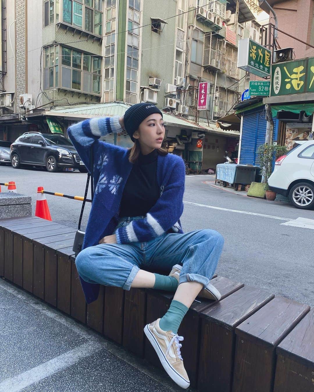 特蕾沙（Teresa）のインスタグラム：「到今天才來跟大家說聲2021新年快樂 一方面是因為元旦我幾乎都在睡覺 二方面是...  ok沒有二方面我就是都在睡(打打)  以活力屋招牌為背景祝福大家2021健康順心滿滿活力  明けましておめでとうございます  福がたくさんきますように 良い一年になりますように  今年もよろしくお願いします。  STAY SAFE  #あけおめことよろ  #2021 第一組街拍 by @vila129」