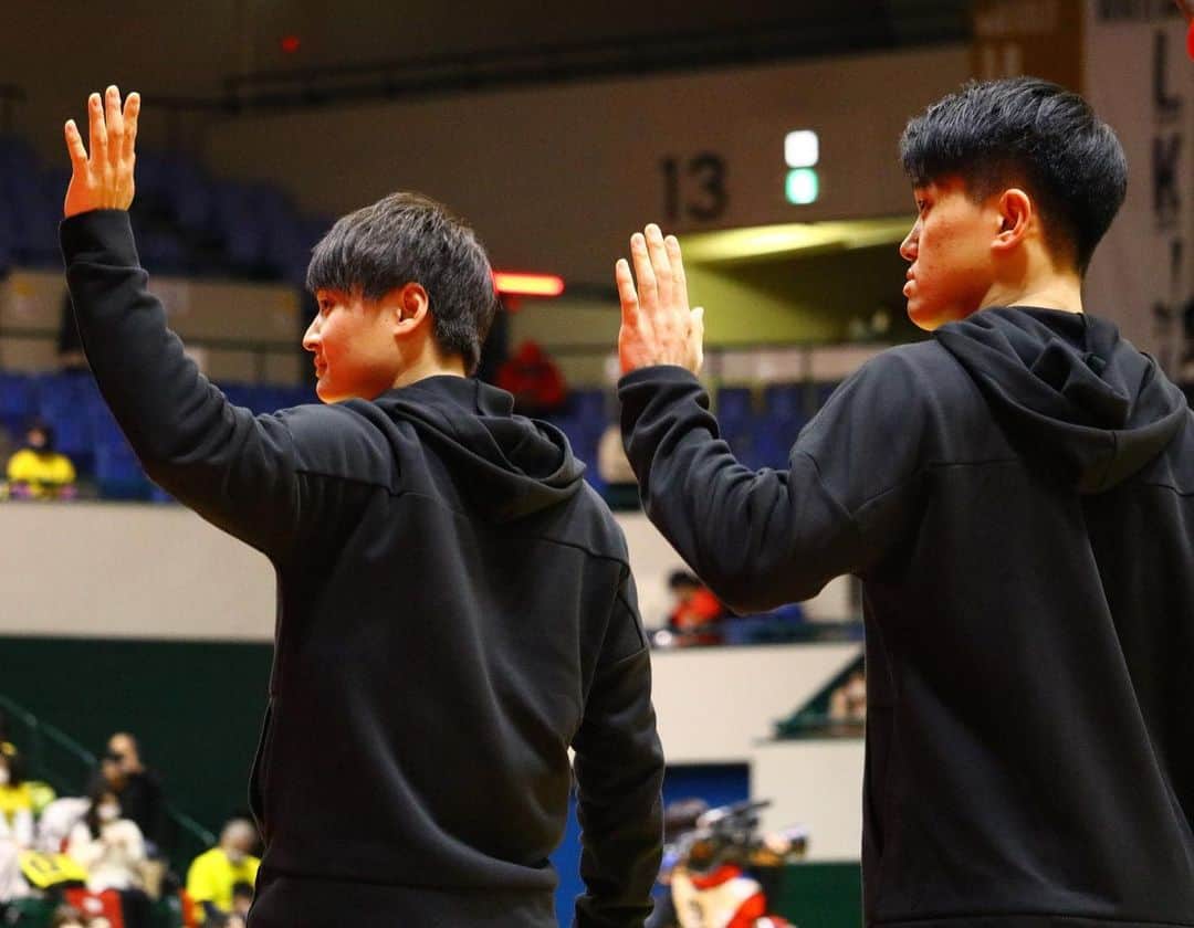 笹山貴哉のインスタグラム：「あけましておめでとうございます🎍 今年もよろしくお願いします！ 弟が入りました。笑 早くコートでバスケがしたい😭 #dolphins #brother」