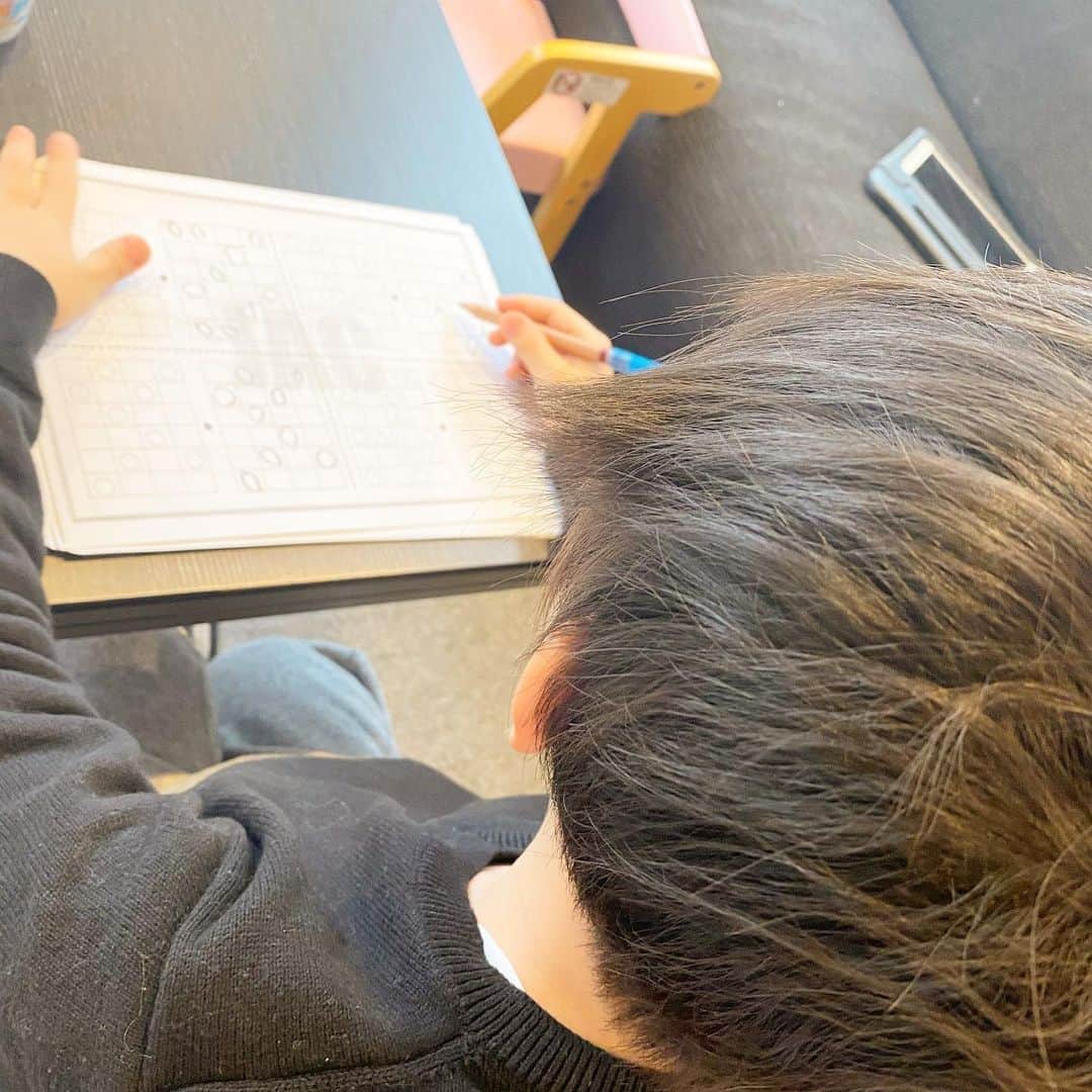 仁科仁美のインスタグラム：「今日もお勉強をさせました♡  でも、私は寝癖が気になり…💦笑  息子のカットは私の仕事です♡明日にでも切りますかね！！  おやすみなさーい♫  #お母さんあるある　#ヘアカット　#息子」