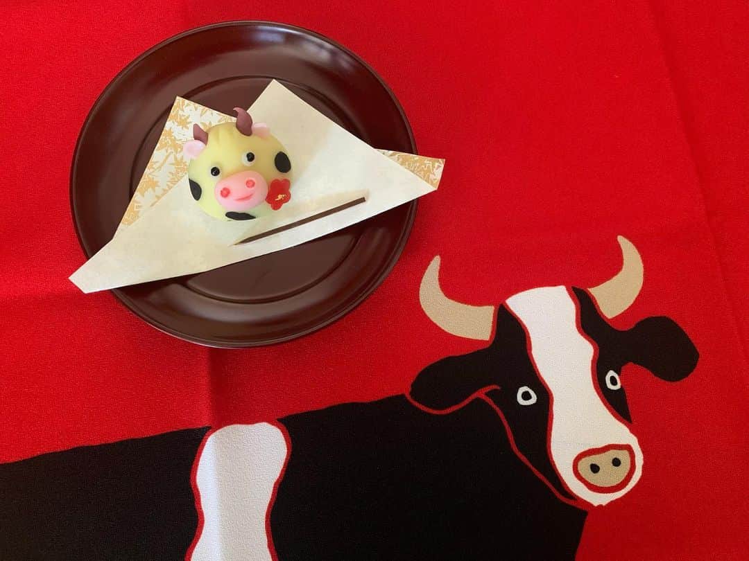 東麻美さんのインスタグラム写真 - (東麻美Instagram)「謹賀新年⛩🐄🎍🍶🌅  お楽しみ、干支の上生菓子。 ぶた似だモ〜🐄  #本年も宜しくお願いいたします #2021 #丑年」1月3日 21時13分 - asamihigashi