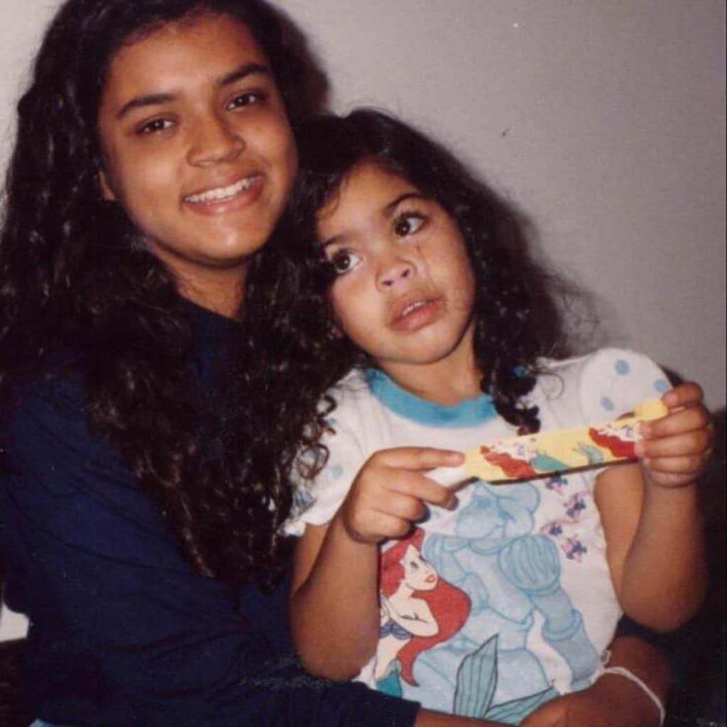 Preta Gilのインスタグラム：「Hoje é aniversário da minha boneca @belagil meu coração explode de amor e orgulho, uma mulher à frente do seu tempo, revolucionária que nos ensina como se tivéssemos esquecido dos princípios básicos  da vida o amor pela natureza, o respeito pela população indígena o respeito pelo alimento puro e livre de agrotóxicos e tantos outros ensinamentos!! Sua coragem me inspira !! Você sabe que pode contar com sua irmã sempre !!! Te amo minna Jabuticaba, parabéns e muita saúde !!!」