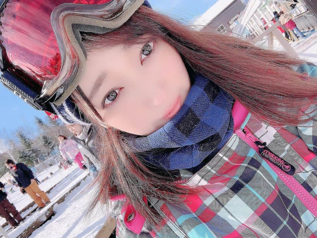 のインスタグラム：「𓊆スノボ𓊇  3本目で両足裏つりました。つると永遠戻らない体質だから、500mくらい歩いてリフト戻って、下りのリフト乗ったのはほんとに伝説………。  やっぱり私は夏の女です。 #格好だけいっちょ前」