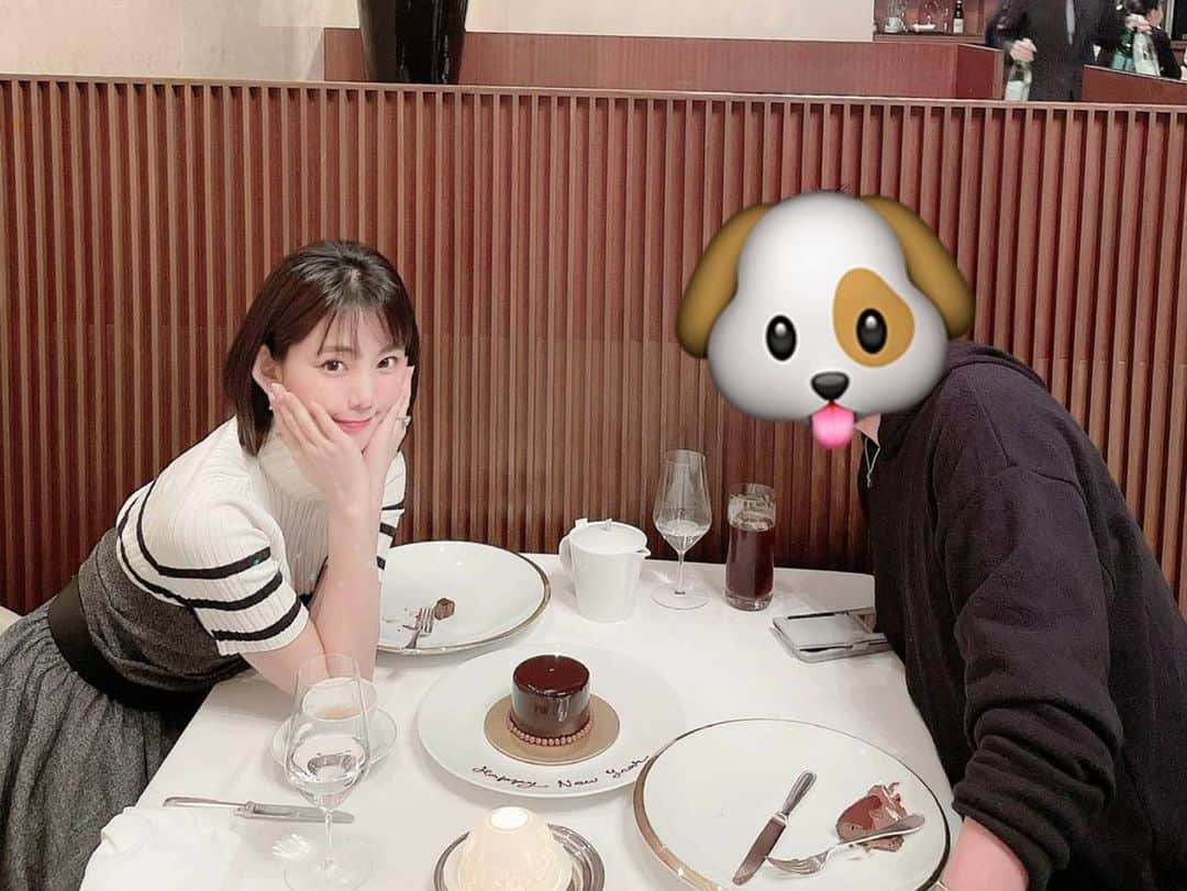 林村ゆかりのインスタグラム：「あけましておめでとうございます！  シンガポールはお正月ムードはほぼなく、通常ですと2日からみんな仕事がはじまるようです。 元旦もずっと雨。 インスタにはビーチやプールでウェイウェイしている写真とか上げたかったですが？🙄  突然ですが、ご報告動画をYoutube動画アップしました☺️ （ストーリーのリンクから見られます）  昨年は、メンタルや身体もかなり壊しましたが、今年はYoutubeで経験したことなど色々な話もしていきたいと思っています。 飲んで食べることが趣味なのでぶくぶくと過去１の体重を記録！🐷 ダイエット動画も出していきます。 歌の音源も来たりしていますし、シンガポールのこと、お金や人間関係の話、美容のことなどなどバラエティにとんだアラフォーを楽しみつくすyoutube動画にしていきますので 見てもらえたら嬉しいです😄  #シンガポール#シンガポール生活#singapore#singaporelife」