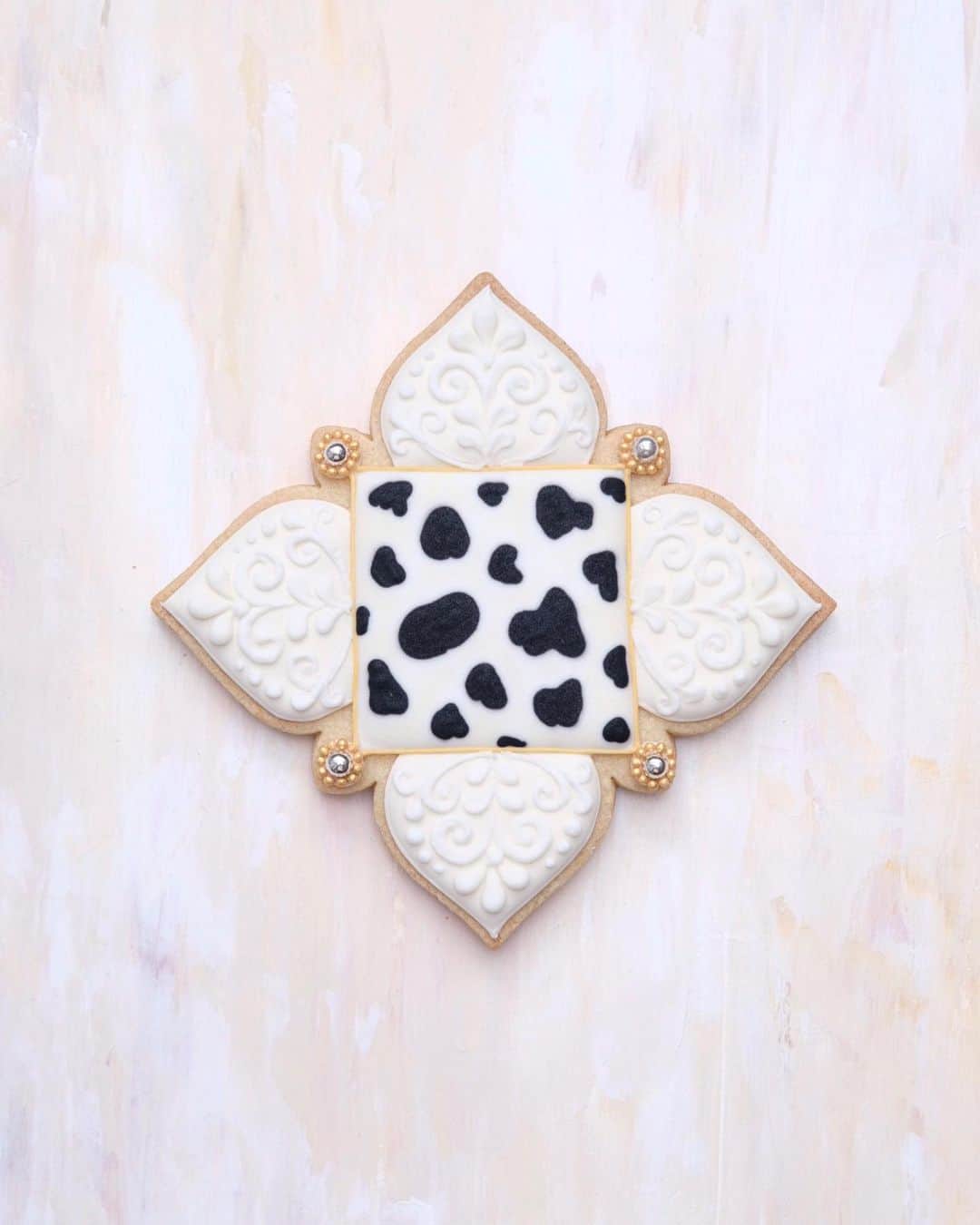 KUNIKAのインスタグラム：「Mooooo 🐄🐄🐄  牛柄タイルクッキー🍪  #artofkunika」