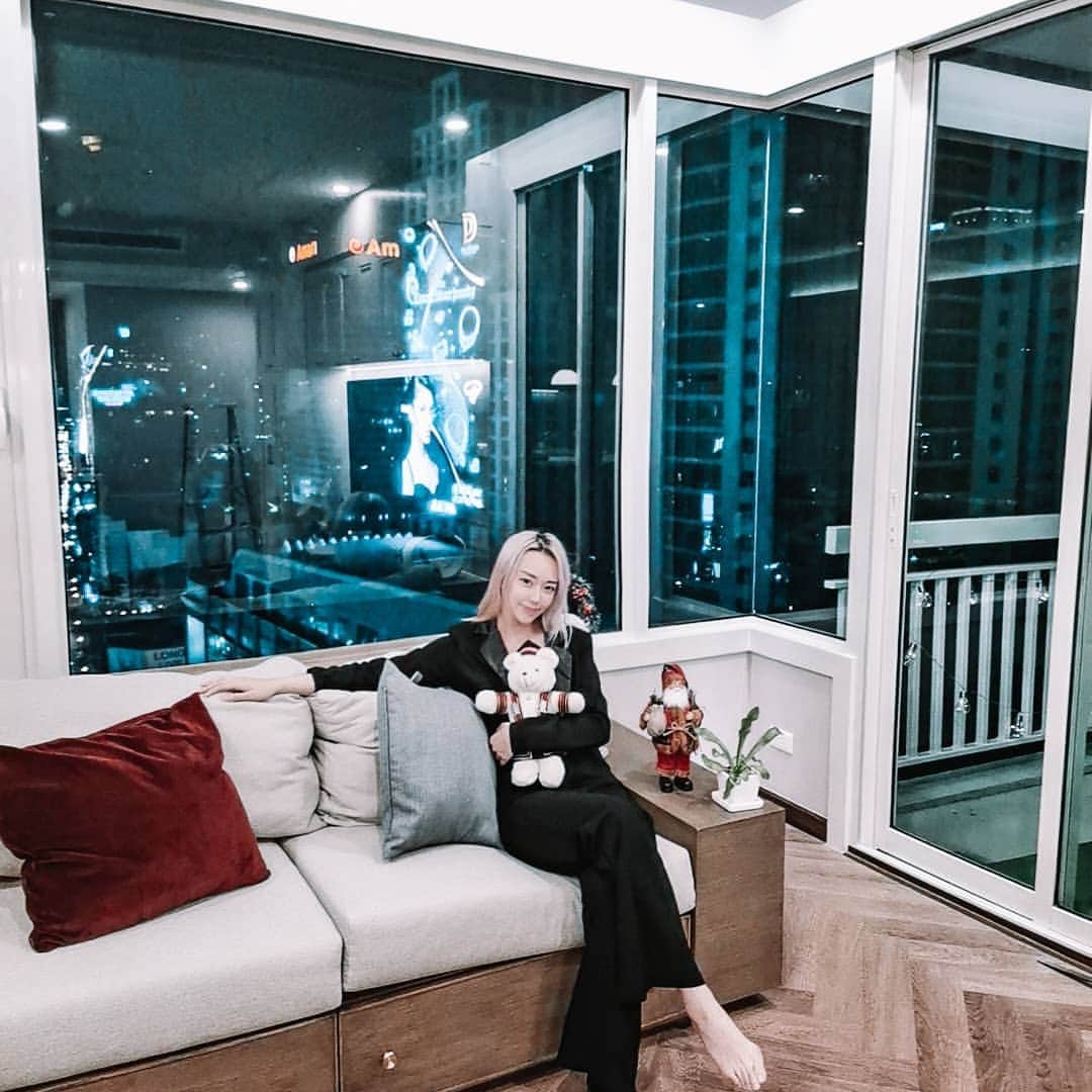 Nicole Chenのインスタグラム：「Went to my friend's new house @nickdiary so nice! And took my belated merry Christmas photos hahah」