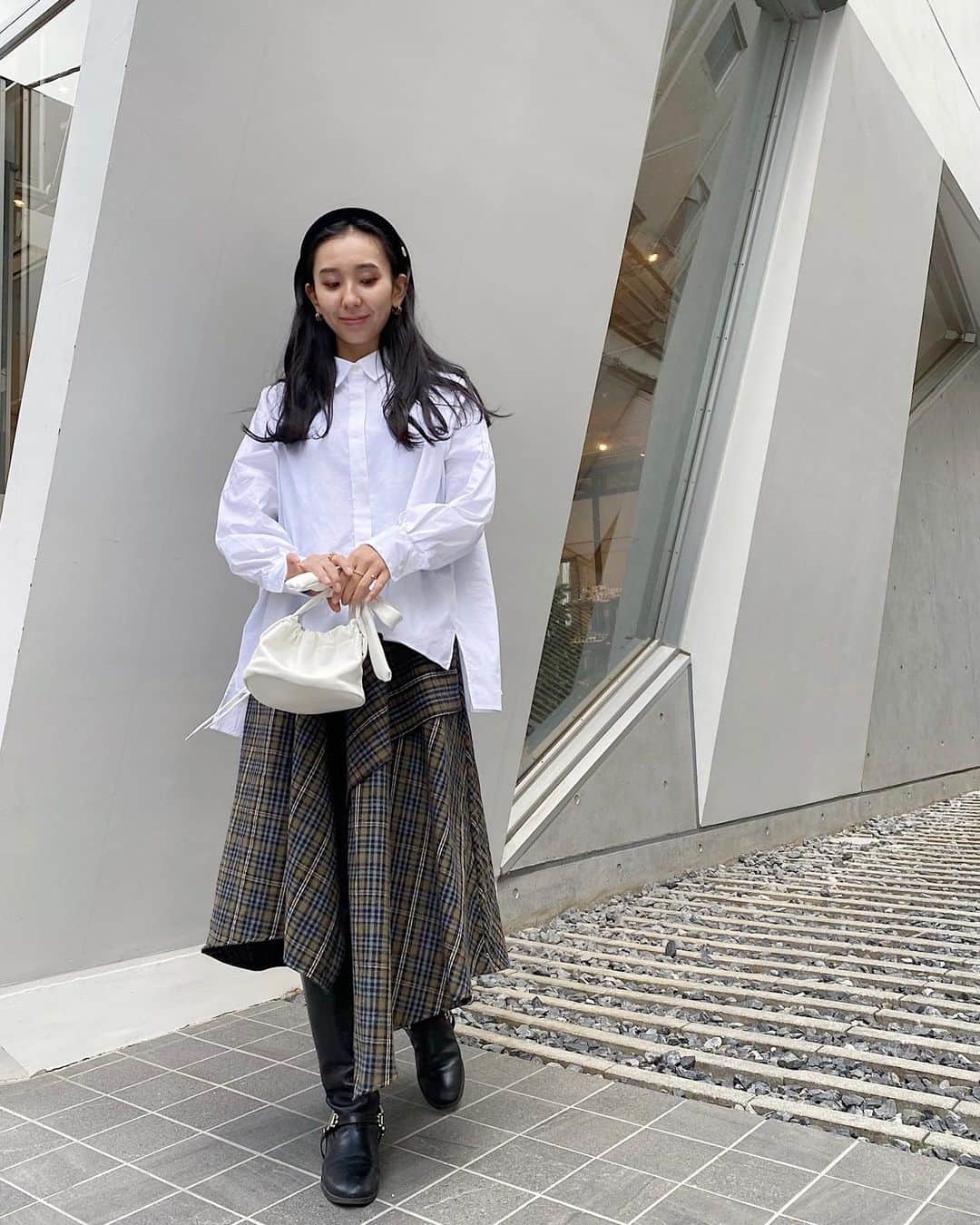 鈴木詩織のインスタグラム：「チェックスカートの気分でした♡ オーバーサイズのシャツを合わせて少しマニッシュな感じに🥸  shirts / @newans.official  skirt / @rustal_official  boots / @zara  bag / @ella_selectshop_   スカートのアシンメトリーデザインがお気に入り。  ﻿ ﻿  #コーデ部#コーデ日記#162cmコーデ#ラスタル#ラスタルコーデ#ニュワンス#チェックスカート#ロングブーツコーデ#rustal#newans#zara#ella」