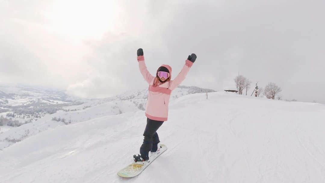 hoshinofumikaさんのインスタグラム写真 - (hoshinofumikaInstagram)「First Ride of 2021❄️🌎⭐︎ 新年一発目はここ須原スキー場 @suhara_ski_area  私の青春時代の全てが詰まってると言っても過言ではない、甘酸っぱいゲレンデ笑 涙で前が何にも見えないスノーボードをしたり、 こんな楽しくて面白くて幸せな毎日がずっと続くのかとドキドキするスノーボードをしたり、 明日も雪で電車が止まって学校休みになりますようにと強く願いながら滑ったり、 誰かの滑りに惚れ惚れしたり、 誰かの滑りをひたすら追ったり、 私の全ての原点🌈🙏須原スキー場。 今年はたっぷりの雪としっかりとした感染症対策万全で全力オープンしております🙏！ またすぐいきます💜🤍 撮影は私の全てを見てきた 🏌️‍♀️🏂大親友が追い撮りしてくれました！ そんな動画は @fumika_hoshino のプロフィールリンクよりYouTubeご覧下さい✔️🤍  思い出に残るこのタイミングで 原点に戻れて有難い2021年初滑りとなりました✨ 今年も1年、よろしくお願いします。 . . . . . .  #snowboarding #snowboard #snow #winter #japan #ootd #スノーボード #スノボ #スノボー #スノボ女子 #スノボ好きな人と繋がりたい #冬 #スキー場 #スキー #須原スキー場 #suhara #青春時代 #原点 #新潟県魚沼市 #uonumalife #田舎  #whostv #simsnowgirl #roxysnow」1月3日 21時28分 - fumika_hoshino