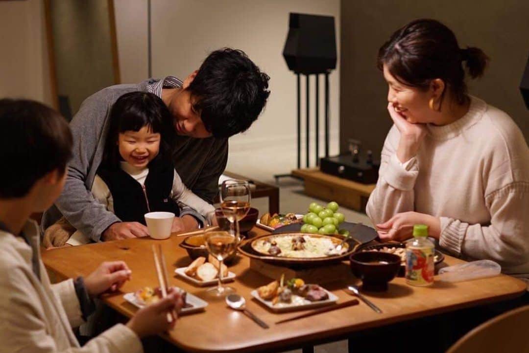 naoko tawaraさんのインスタグラム写真 - (naoko tawaraInstagram)「November 2020 野上さやかちゃんのご飯会 @graf porch  - オープンしたばかりのgraf porchで、愛媛の料理人 @nogamisayaka ちゃんのごはん会。 写真は @takeshibuya さん。 さやかちゃんは、愛媛でも家族ぐるみでお世話になっていて、食べるのも大好きで一緒にごはんを食べに行くのが楽しい友達。 Nino incのまかないインスタをみながら、さやかちゃんのご飯がずっと食べたかったので、大阪でそれが実現できてとても嬉しかった。 ミートボールのグラタンには　@suketton_ehime の肉だんごも使ってくれてて嬉しいかぎり。 grafは卒業したけれど、こうやって誰かと集える場所を作ってくれてとてもありがたい。さやかちゃん、ごちそうさま。ごーや、おつかれさまでした。 また、ここでゆーっくりごはん会したり、お泊まりしたいな。」1月3日 21時29分 - noknok705