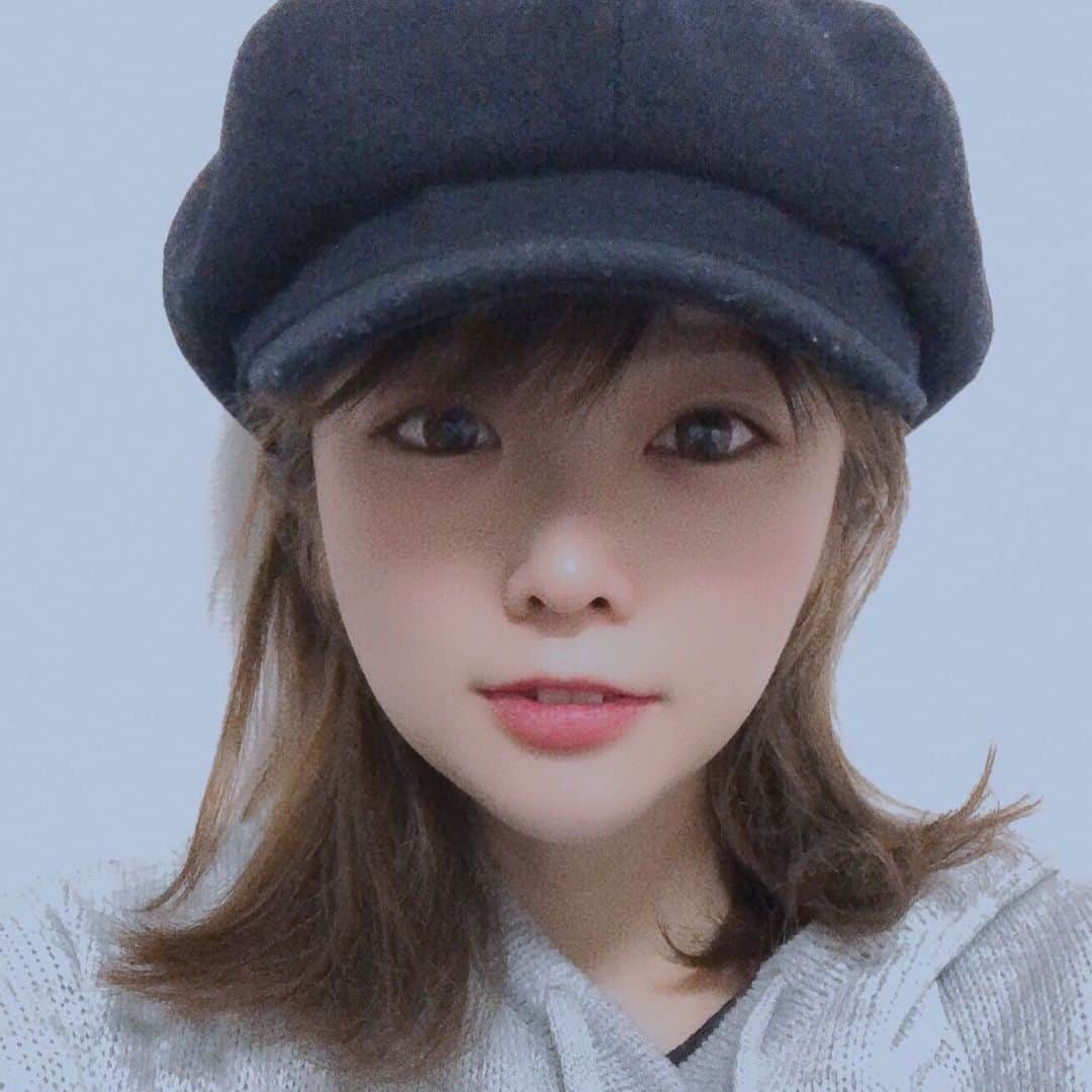 みのり(26)＠東京 ダイエットのインスタグラム：「あけましておめでとうございます。 背景が白壁だったので 証明書の写真みたいになりました。 . でも、 なんかの証明書の写真にしようと思います。←なんの . (あ、新年早々、すみません。) . . 2021年がはじまりました 今年はどんな一年にしようかな？ . . 新型コロナウィルス感染症の再流行に 不安もたくさんあるけれど、 それを理由に"できない"は絶対にしない . 今できる自身の精いっぱいを尽くしたい。 . . とまぁ、目標が抽象的ですが . . 今年は"覚悟"をきめて、 結婚ホニャララジョへgo!go! . . . まだ、ここにない出会い... . . やりたいこと、欲しいもの 本当はたっくさんある❣️ . じゃなかったら 黒のポメラニアンと、マンションが欲しいな〜 . でも未来は独りじゃないはずだから 今は飼わないし、買わないよ🥲🥲🥲 . #独身アラサー #マンション購入  #犬欲しい . . . あ、またなんか独り言がブツブツ多くなっちゃった。 . そんな私ですが #今年もよろしくお願いします . . そうそう、ダイエットもがんばります❤️ . . ◉ライザップ公認の紹介アンバサダーです。 〜紹介特典で、5万円分お安く入会できます〜 . ▶︎全国どの店舗でもOK ▶︎カウンセリング予約前にご連絡ください . ◎入会やカウンセリングをお考えの方、 ご質問なども、DM✉️ください。 . ★トレーニング見学もできます★ . 📺RIZAP TVCM出演 🏅RIZAP BMG ファイナリスト2017.2018 . #rizap #ライザップ#ダイエット #diet 　  #童顔 #アラサー女子  #japanesegirl  #笑顔が一番 #happynewyear #正月 #2021 #宣言 #有言実行 #あけおめ #セルフィー #selfie #自撮り女子 #キャスケット #帽子」