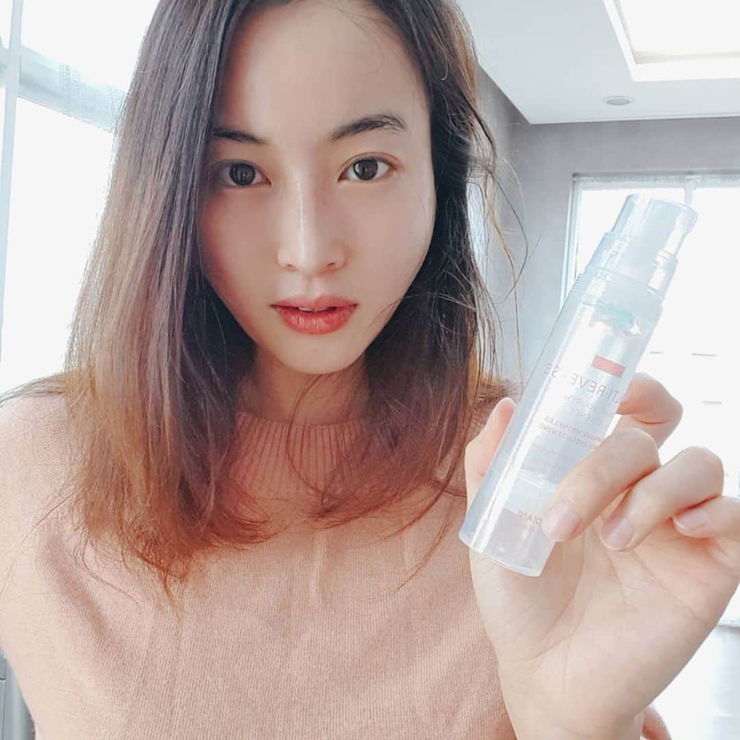 チョン・ダへのインスタグラム：「아는 사람들은 알꺼에요. 요즘 내가 내 사진을 안찍은걸, (우울하고 답답했다고 합니다...)  내가 얘 덕분에 오랜만에 셀카 찍음.  다음에 내가 뭘 들고 올 줄 알고?☺  진짜 너 짱이구나?  그냥 너는 완벽해.  뷰디아니 재생에센스~!  썬크림 공구해달란 친구야, 클렌징패드 공구해달란 친구야, 팩만 공구해달란 언니야. 미안..  일단 이거 이번에 나온 신상인데  내가 이게 너무 좋아 😀   음...기다려줘 좀 더 나 혼자 써보고 데리고 올께  #딸래in제주 #딸래픽 #다음에데리고올께요  #좋은데 #일단나만쓸께 #이거진짜대박이야 #대표님사랑해용 #뷰디아니재생에센스」