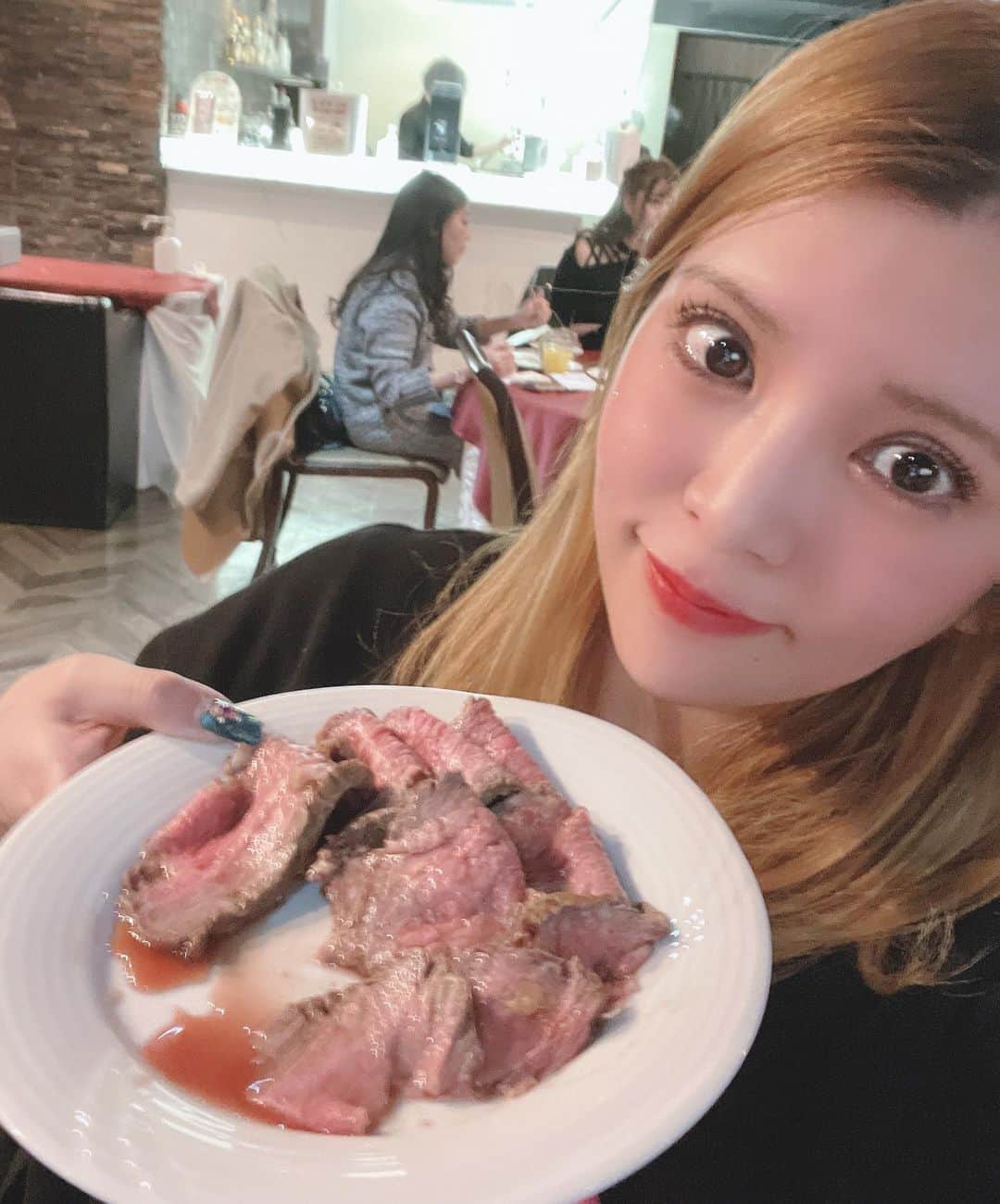 坂口杏里のインスタグラム：「2020.12.30 club  SLOW忘年会🎊 会長の奥さんがSLOWのみなさんに作ってくれた、 ローストビーフが美味しすぎた。。会長のスピーチで感動。そして久々に食で感動した。。 そんなclub  SLOWは明日1/4.21:00オープン！ 是非本年もclub  SLOWを よろしくお願いします🥰🎍⛩🌅  club  SLOW 新宿区歌舞伎町1-9-6 三経32ビル3F 0332008522  私は胃が痛すぎて今日はもう寝ます😴」