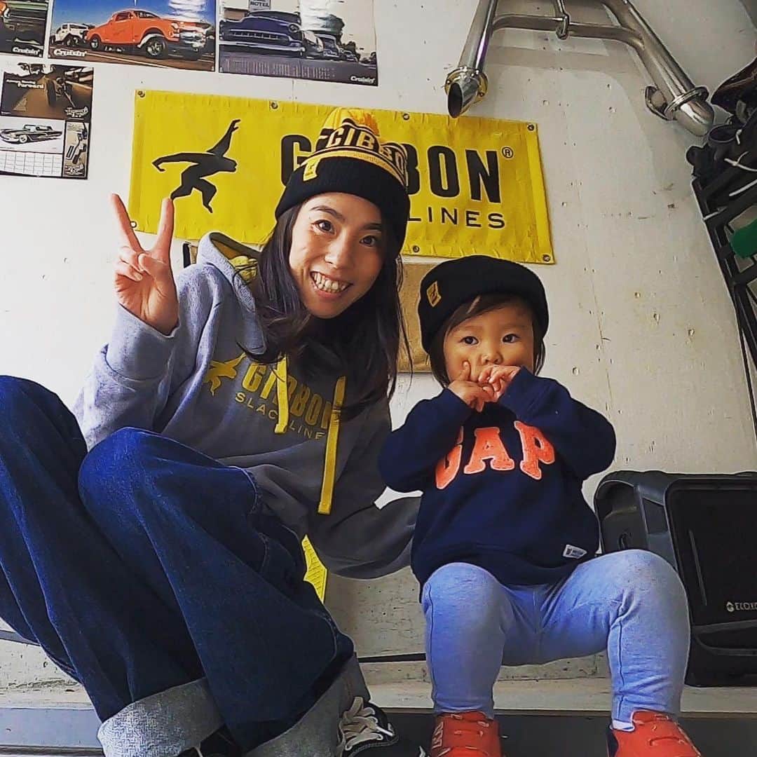 福田恭巳のインスタグラム：「May the new year bring you  a lot of happiness and smiles!  2021年も応援よろしくお願いします！  @jeeprealgames  @gibbonslacklines  @gibbonjapan  @karadafactory   #スラックライン #slackline #slacklife #gibbonslacklines #ジープ #jeep #JeepRealGames #ThePowerofReal #jeep_real  #yukimi #福田恭巳 #ママアスリート #女の子ママ #産後ダイエット #子どものいる暮らし #2歳3ヶ月  #体幹トレーニング #バランス #ヨガ #ピラティス  #gopro #goproのある生活」