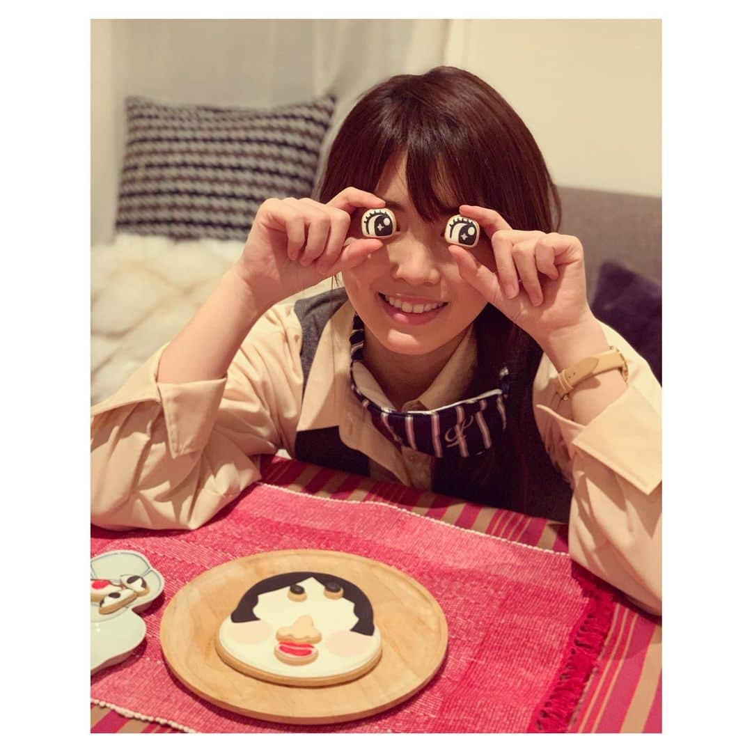 岡部麟さんのインスタグラム写真 - (岡部麟Instagram)「おだえりがくれた福笑いクッキー🍪👺やってみた〜＼(^^)／出来栄えは可もなく不可もなく...といったところですね...(笑)可愛いクッキーをありがとうおだえり🥰クッキーはこの後美味しくいただかれましたとさ  #福笑い #クッキー #deananddeluca」1月3日 21時35分 - beristagram_1107