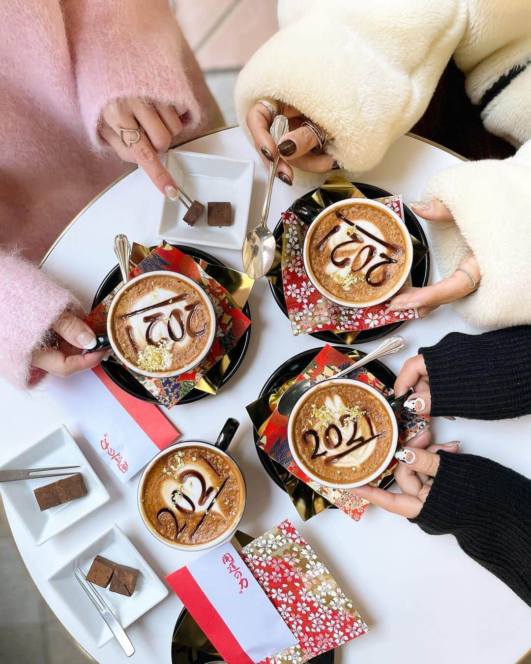 まゆまゆさんのインスタグラム写真 - (まゆまゆInstagram)「. 明けましておめでとうございます🎍🌅🥰 皆様にとって素敵な年でありますように💫 ラスト20代🤭楽しもう💗 2021ラテ☕️✨ このラテは6年くらい飲み続けてる🥰 #カフェラ #caffeera #coffee #2021 #2021年」1月3日 21時39分 - 7mayu2mayu