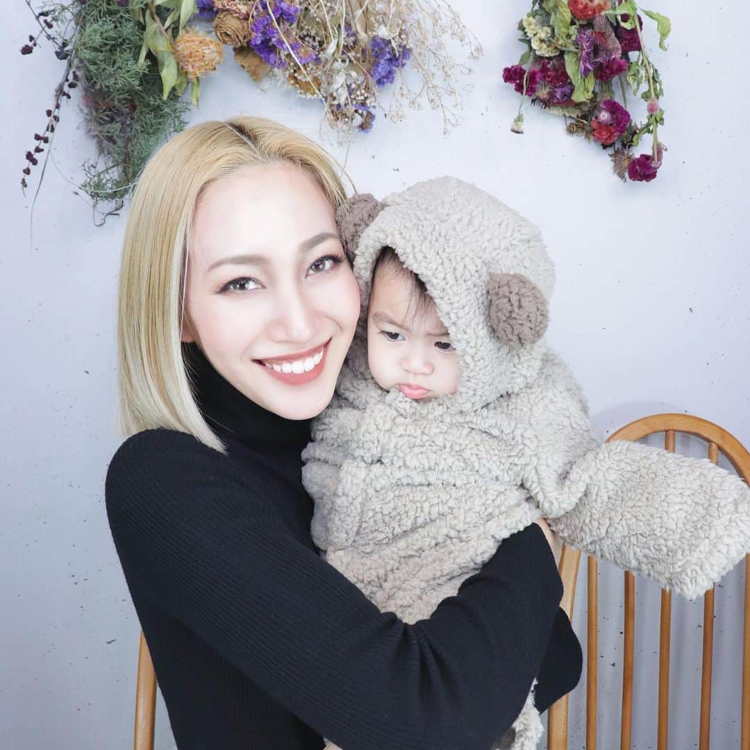藤本奈月のインスタグラム：「2021年になりましたね⛩本年も何卒よろしくお願い致します。  株式会社GYPSY&COの藤本奈月として、 改めて本年からアップデートする事が多々あります🪄😚  まず！！  ★GYPSY SPAが移転しました😭❤️ しかもなんとなんと！大好きな糸瀬さんの フージーメイクアップサロン内のエステ室にて😘 セルフホワイトニング&セルフフェイシャルエステの軸は変わらず 「beauty bar」としてフージーとのコラボも行っていきます🌹 こちらも改めてご報告して参りますので、チェックをお願いします😍✔️  ★GYPSY MODELS & GYPSY +での動きにも注目をしていて下さいね💁‍♀️ 私がやってるからこそのオリジナリティで面白くしていく所存でございます。 モデル、スクール生も変わらず募集しておりますのでお気軽に🙆‍♀️  ★Atelier Gもバージョンアップし、フージーのアトリエ兼フォトブースで行って参ります！ 糸瀬さんには6月あたりまでの分既にイメージは共有済み😂❤️  ★スタジオGYPは近日移転し、こちらもバージョンアップの予定なんです😚😚 レンタルスタジオは勿論、コロナ渦でも充実したレッスンが行える様な施設作りを必ずや。  モデルや美容に近しい事をメインに。それ以外の事はしない！ 集中すべきところに集中して！  2021年も息してこ。」
