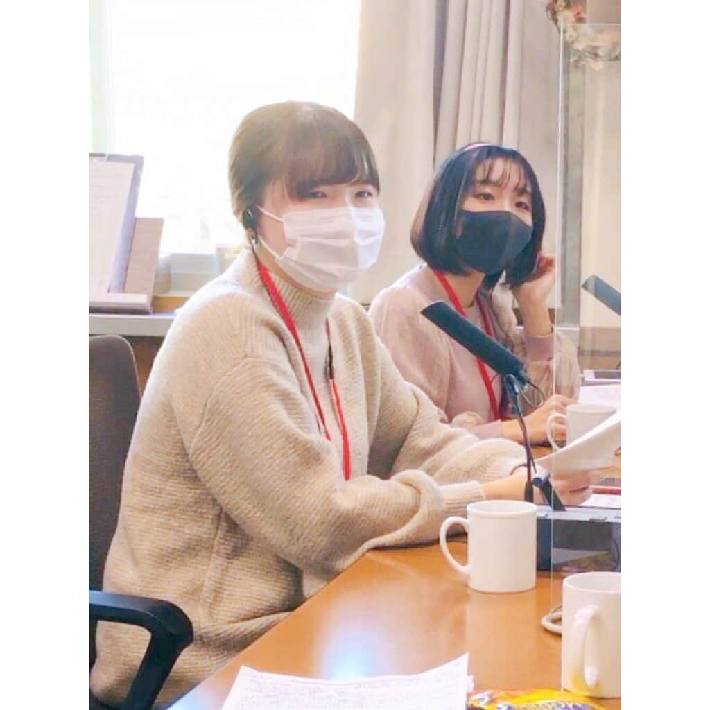 てゲてゲハイスクール→ハウスさんのインスタグラム写真 - (てゲてゲハイスクール→ハウスInstagram)「今日の#てゲてゲハウス 🏡 テーマは大喜利「小学生の書初めに意外な作品が！何と書いてある？」でした🖌⤴︎ . MCは岩﨑1人でお送りしましたが、てゲてゲサークルに出演してくれた中馬葵唯さんがそのままサポートMCとして残ってくれました～(写真①)🎙ありがとう😭✨ . . #てゲてゲサークル 鹿児島大学のアカペラサークル「如何様ライダー」から、2年部長の池袋陽香さん(写真②左)と、2年の中馬葵唯さん(写真②右)に出演して頂きました☀️ . アカペラバンドとして、リード、コーラス(ファースト、セカンド、サード)、ベース、ボイスパーカッションに分かれて歌っています♪ 生放送中には、即席で3人で歌わせていただきました～☆(タイムフリーでどうぞｗ) . 冬のライブが延期になり、何か違う形で卒業生と思い出を作れないかと考える皆さんの活動は、Twitterとyoutubeから「如何様ライダー」で検索してください！ . . #ゆる散歩(写真③④) 新年1回目はゆうちゃんたちが照国神社に初詣⛩ 手水も感染症対策が施されて安心感がありますね👏🏻✨ たけとさん、ゆかりさん、そして権禰宜の福ヶ迫さん、ありがとうございました🤩‼️ 皆さんも感染症対策をしっかりして、初詣を楽しんでくださいね♪ . . 来週は1/10(日)の放送！　1・10＝「いと」＝「糸の日」⇒「赤い糸」💕 →テーマは「てゲてゲハウス的、恋人10カ条」でお送りします😍 みなさんが恋人に求める、絶対に外せない条件って何でしょう！？ メッセージぜひお寄せ下さいませ📨📲 . ラジオビンゴのプレゼントは「岩﨑厳選！男性モテグッズと女性モテグッズ」を各1名様に👫ぜひ当ててね～～～📲🎶✨ . . #MBC #MBCラジオ #ラジオ #radiko #tegeh #tege2 #大学サークル #サークル #如何様ライダー #アカペラサークル #大学生 #鹿児島 #かごしま #かごんま #kagoshima #鹿児島大学 #コーラス #ハモリ #照国神社 #初詣 #幸先詣 #縁結び #正月 #三ヶ日 #今年もよろしくお願いします」1月3日 21時45分 - mbc_tegeh