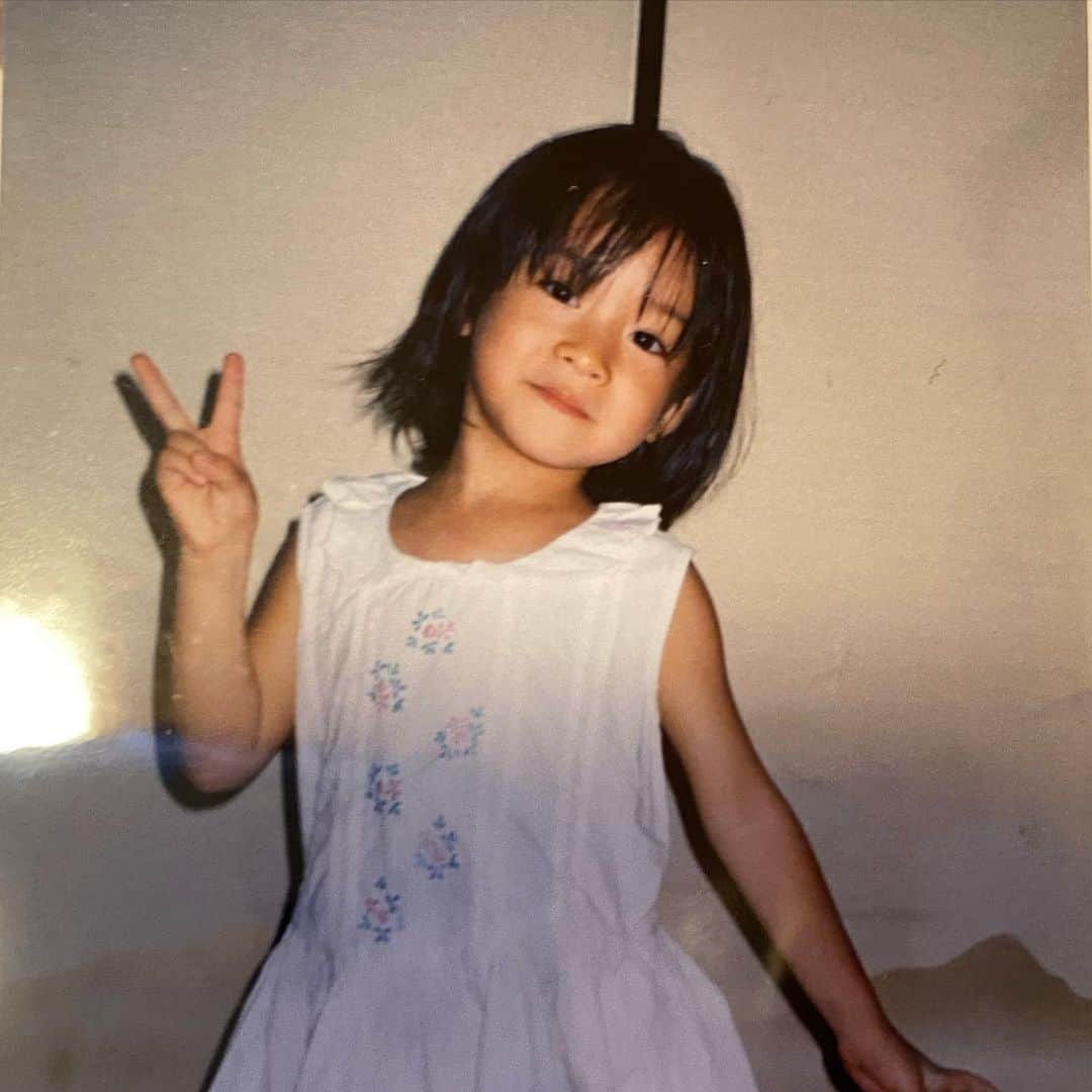 市川愛美のインスタグラム：「あけましておめでとうございます⛩  本年もどうぞよろしくお願い申し上げます。  祖父母の家で幼少期の写真が出てきたので…」