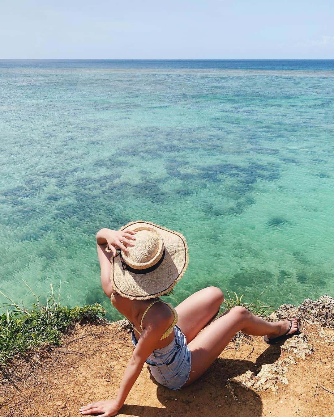 WAKAKOのインスタグラム：「Happy new year🐮 明けましておめでとうございます✨ 今年は国内で旅行に行きたいところ どんどん制覇していこう♥️ 温泉、グランピング、山登りなど…🤤 皆さまにとっても、素敵な一年になりますよおに✨ . . . 📍#beach51 #ザネー浜 #genic_okinawa#girlswholift#alexiastam#沖縄#恩納村#名護#ハレクラニ沖縄#タビジョ#国内旅行#沖縄旅行#ca4la#ストローハット」