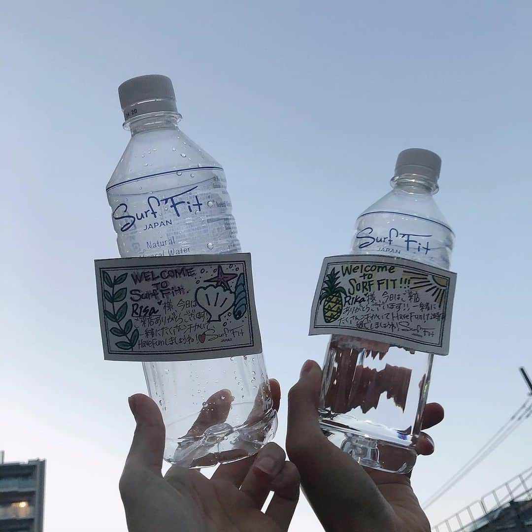 のインスタグラム：「今日は妹と @surf_fit_studio さんに☺︎✌︎ 入った瞬間からスタッフさんの笑顔にやられてもう楽しいなということがわかって、実際にレッスンを受けたら楽しすぎた🥲  サーフボードの上で体幹をメインに鍛えるレッスンをやったのは初でしたけどなんとか😂😂  あんなに汗をかいたのはいつぶりでしょう、また行きます🌺🐠  さっき間違えて質問の消してしまったのでまた明日募集します🥲 #surfing  #surf #surffitstudio #surffit #サーフフィット #サーフフィット銀座」